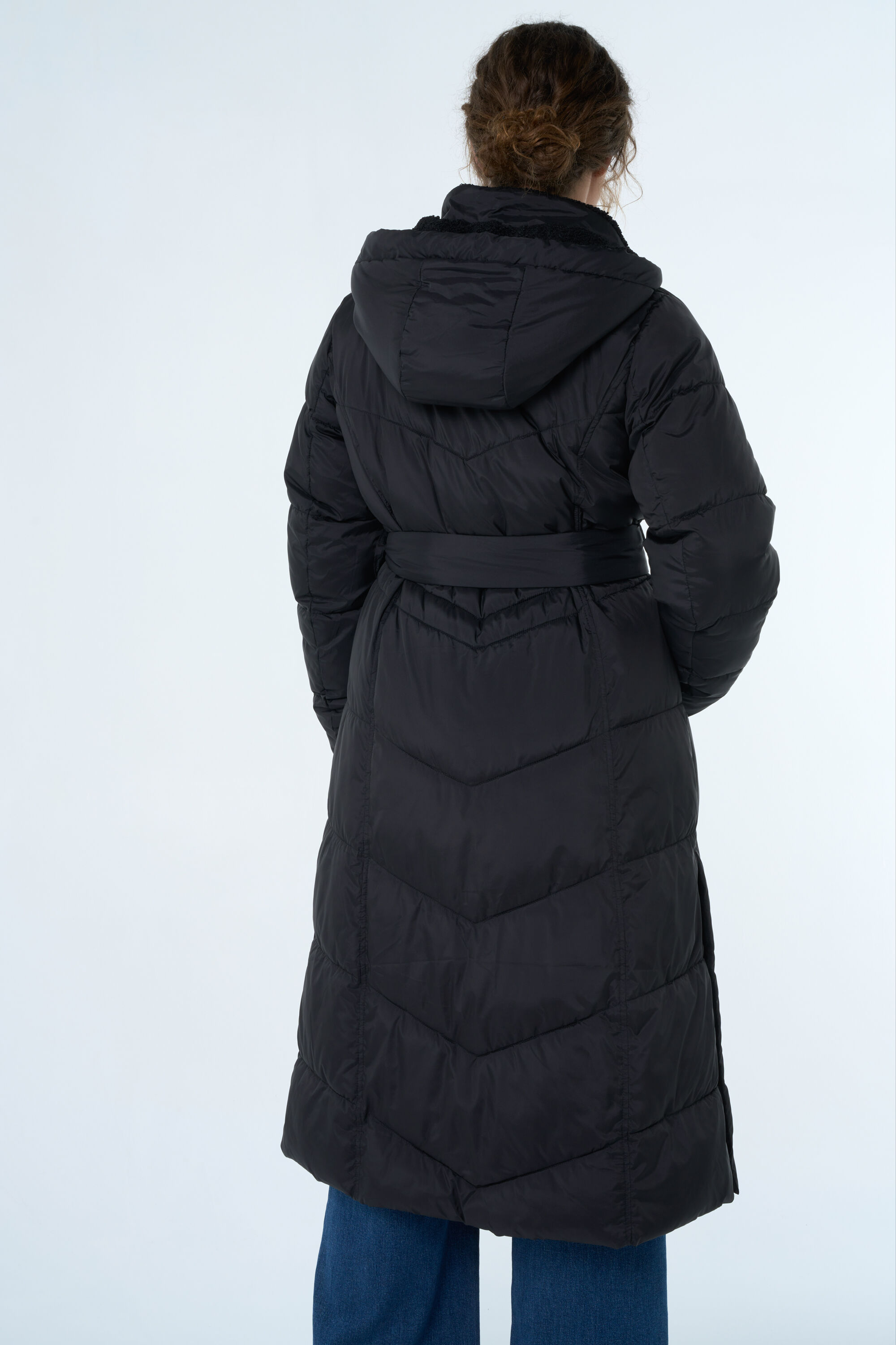 Chaqueta acolchada larga con cintur&oacute;n image number 3