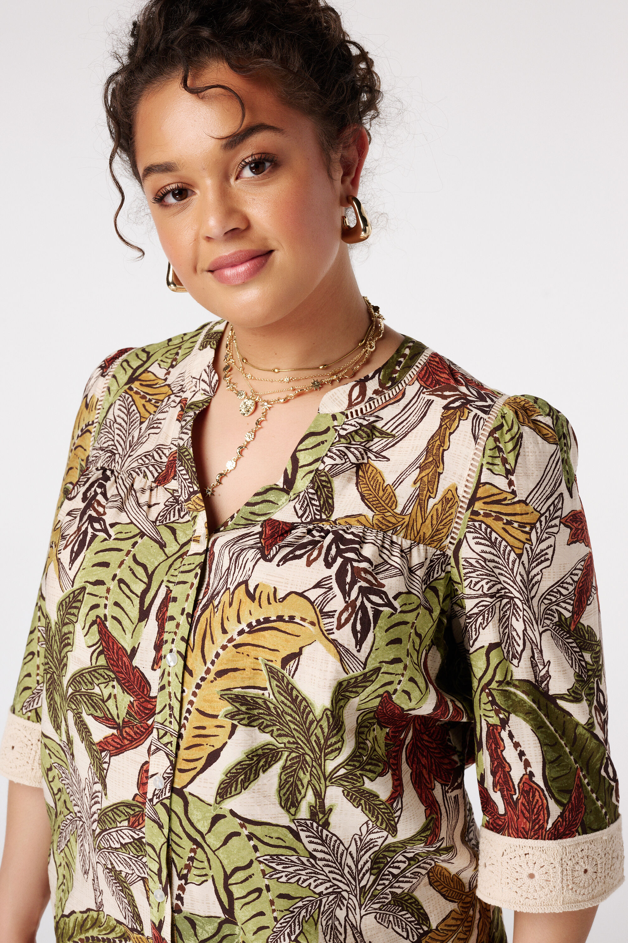 Blusa con detalles de encaje image number 4