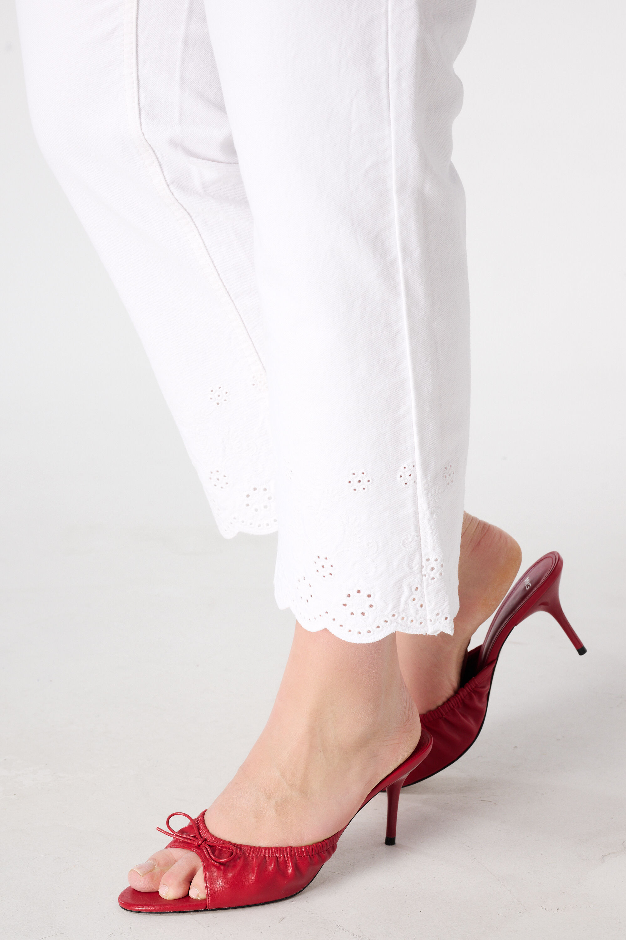 Jeans straight leg con bajos bordados image number 4