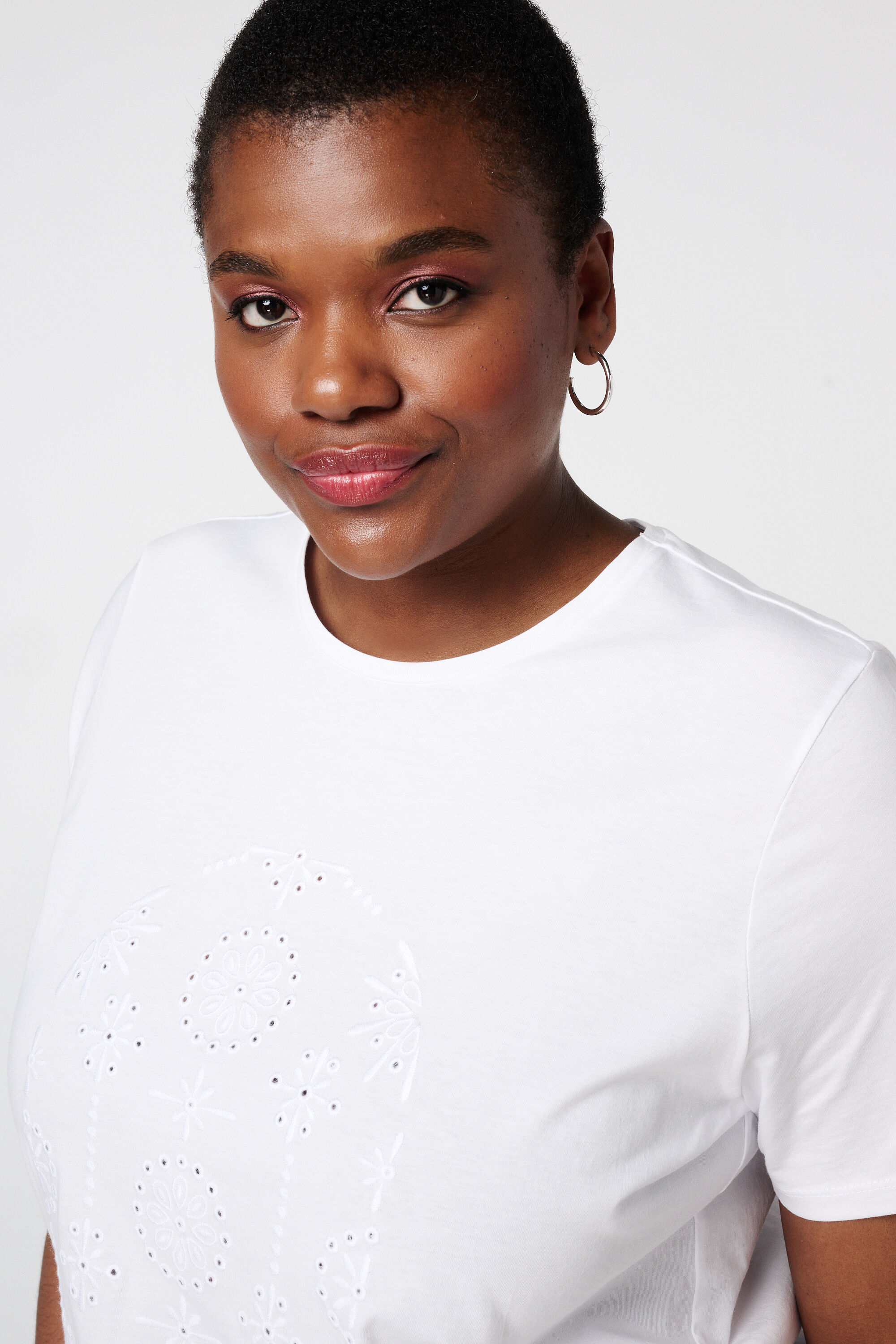 Camiseta con bordado image number 4