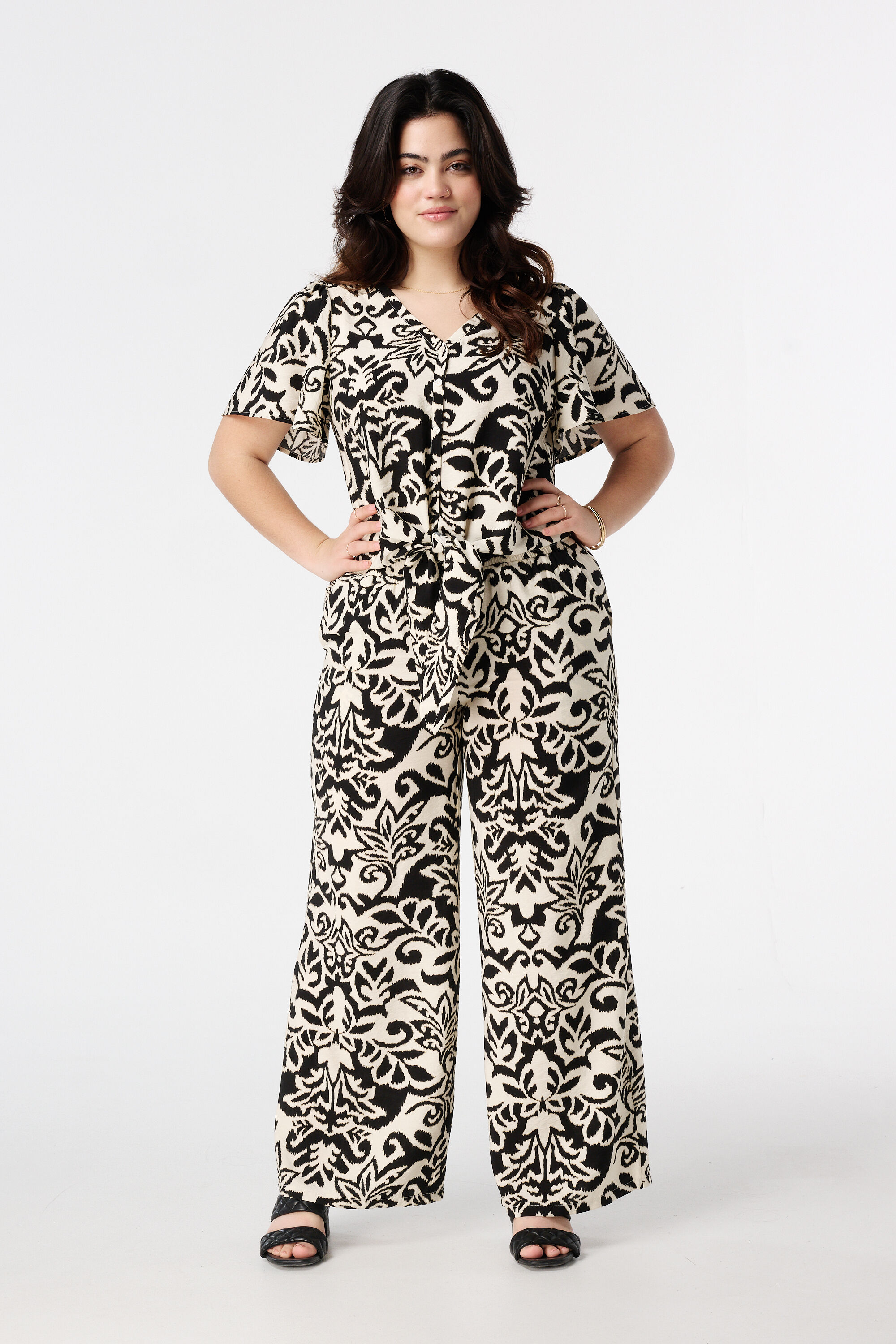 Blusa con un lazo decorativo image number 5