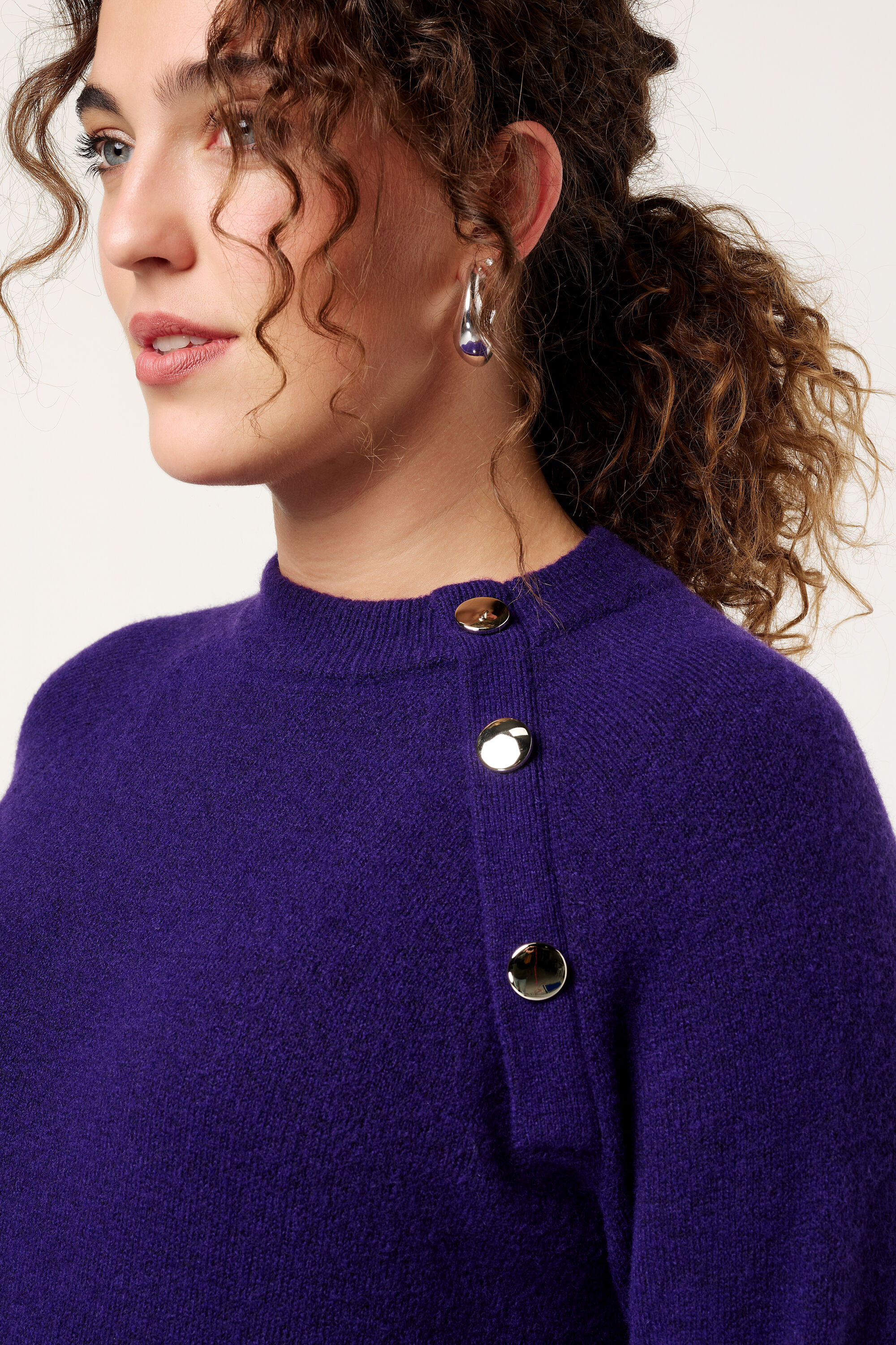 Vestido midi de punto con botones decorativos image number 4