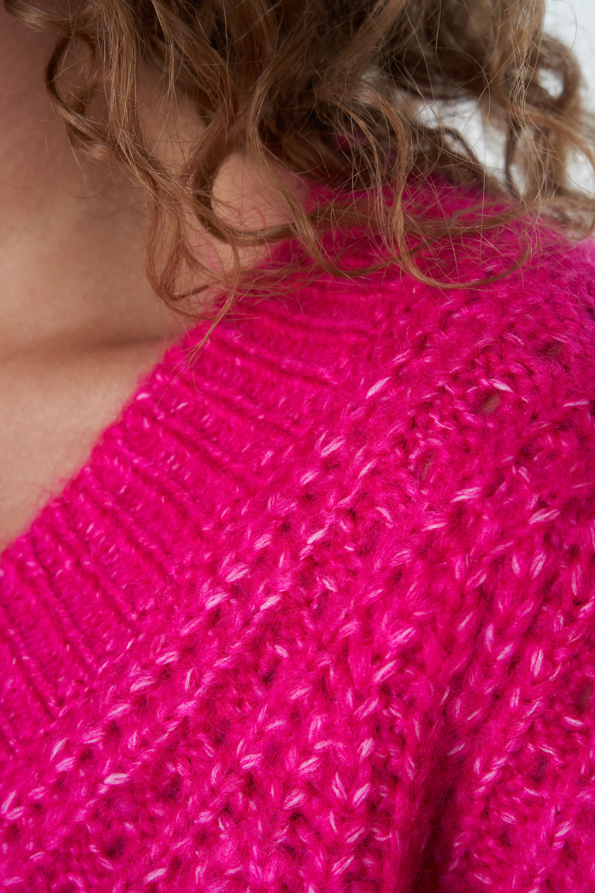 Su&eacute;ter de punto grueso con escote en V image number 5