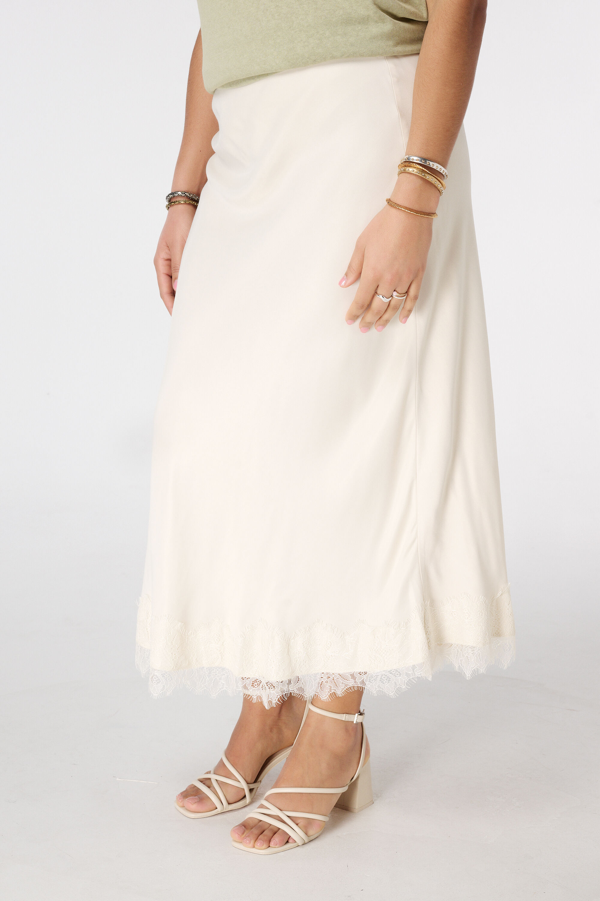 Falda midi satinada con encaje image number 5