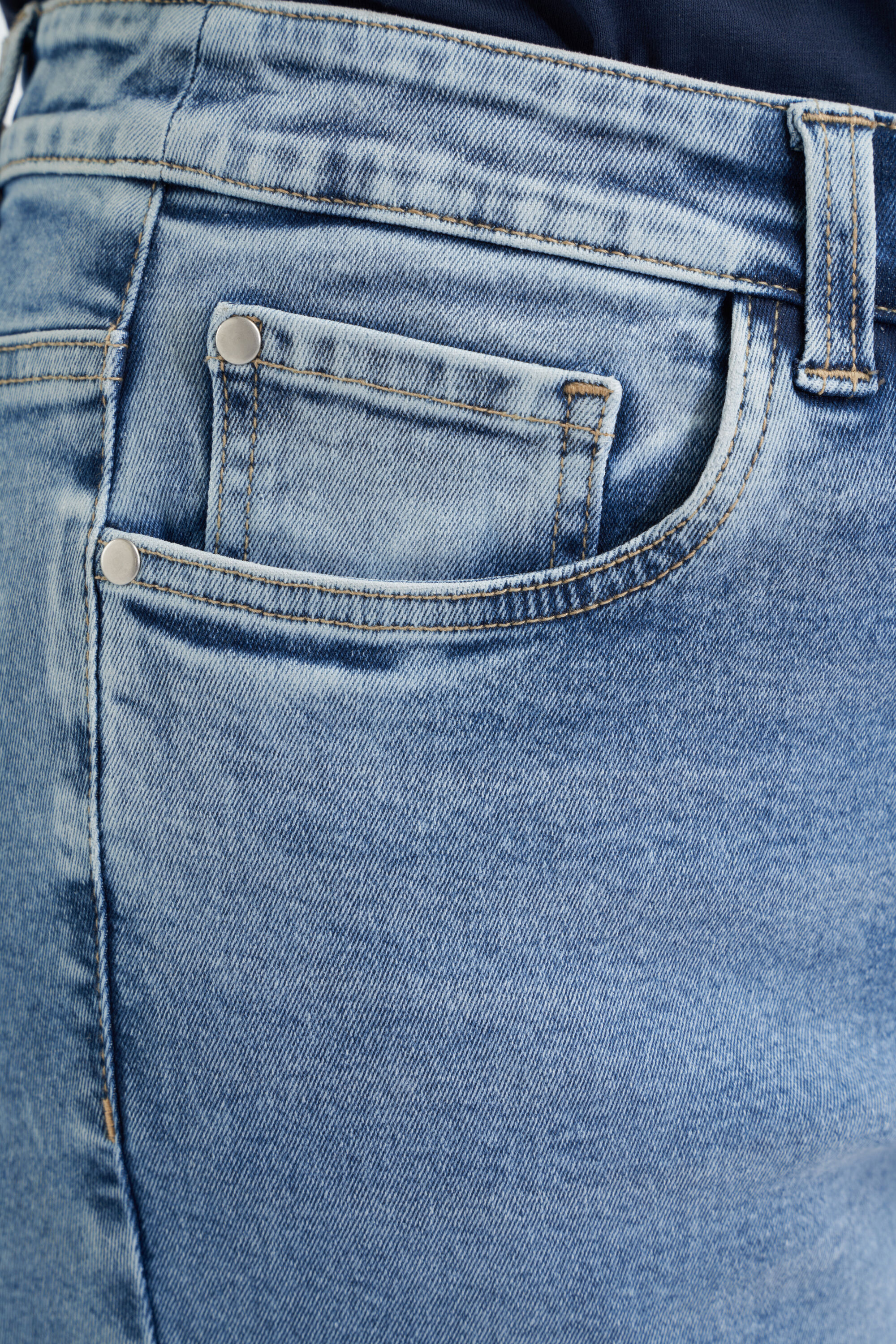 Vaqueros de corte recto con el bajo cortado image number 5