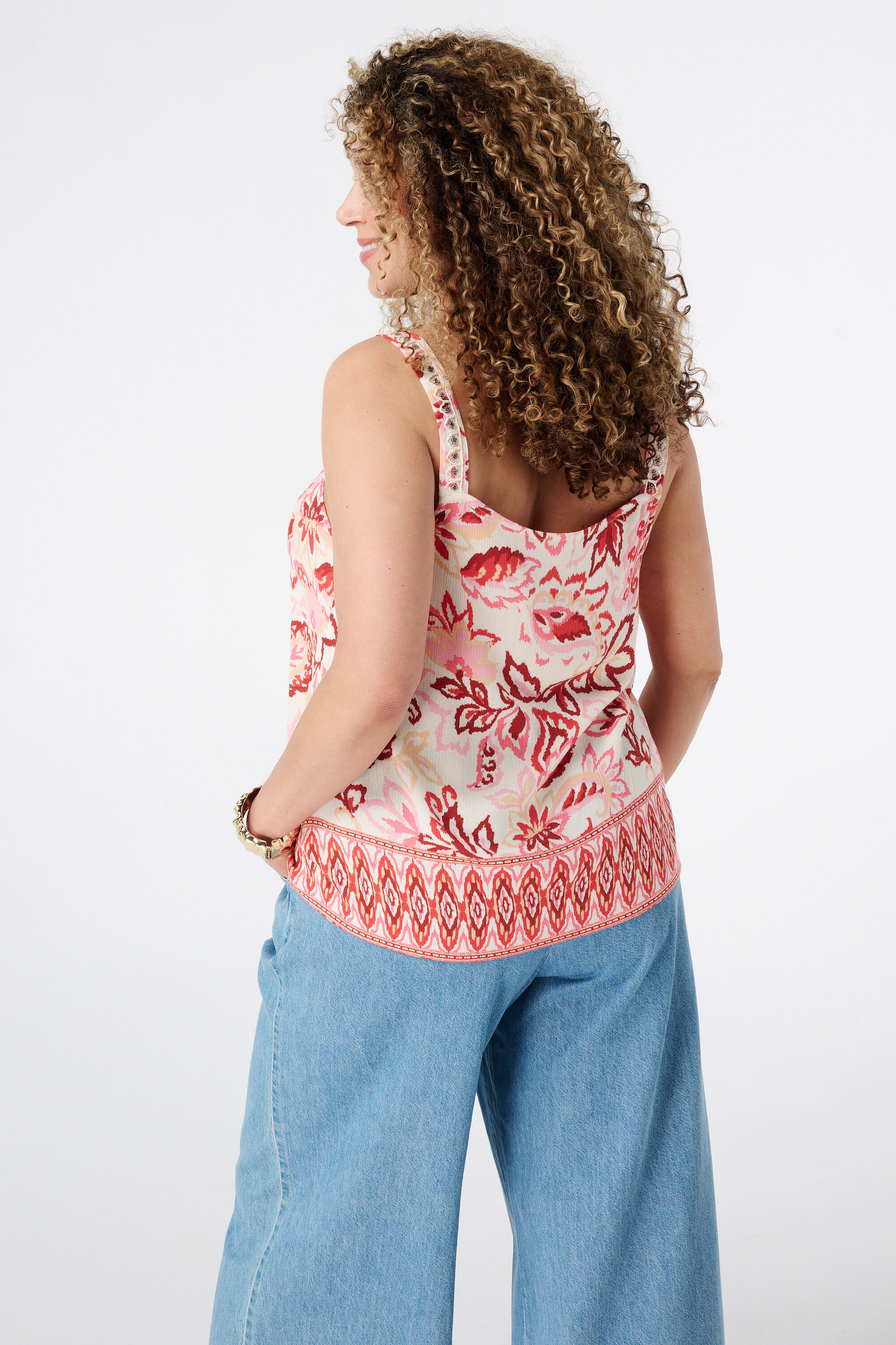 Blusa sin mangas con detalles bordados image number 3