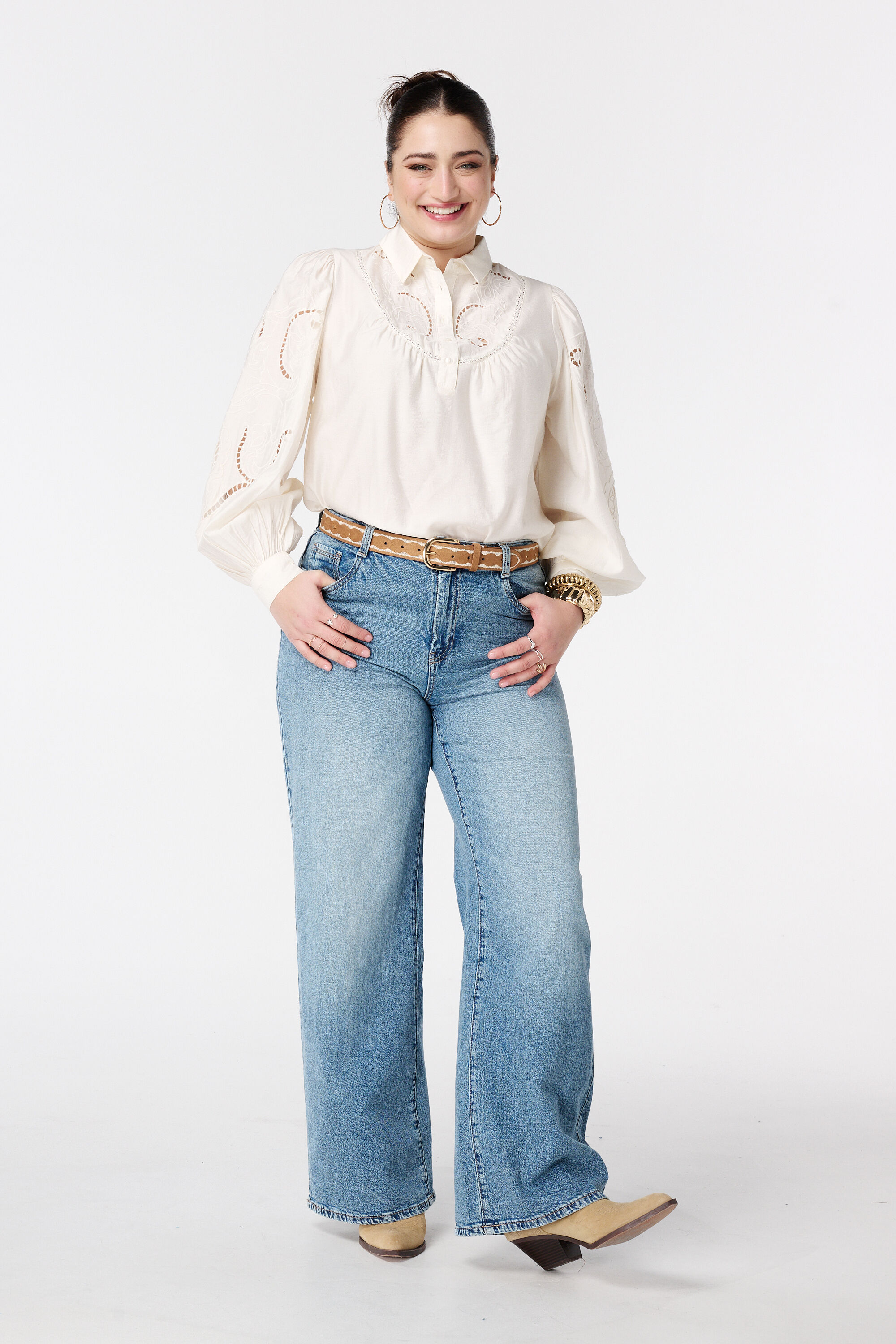 Blusa con bordado calado image number 5