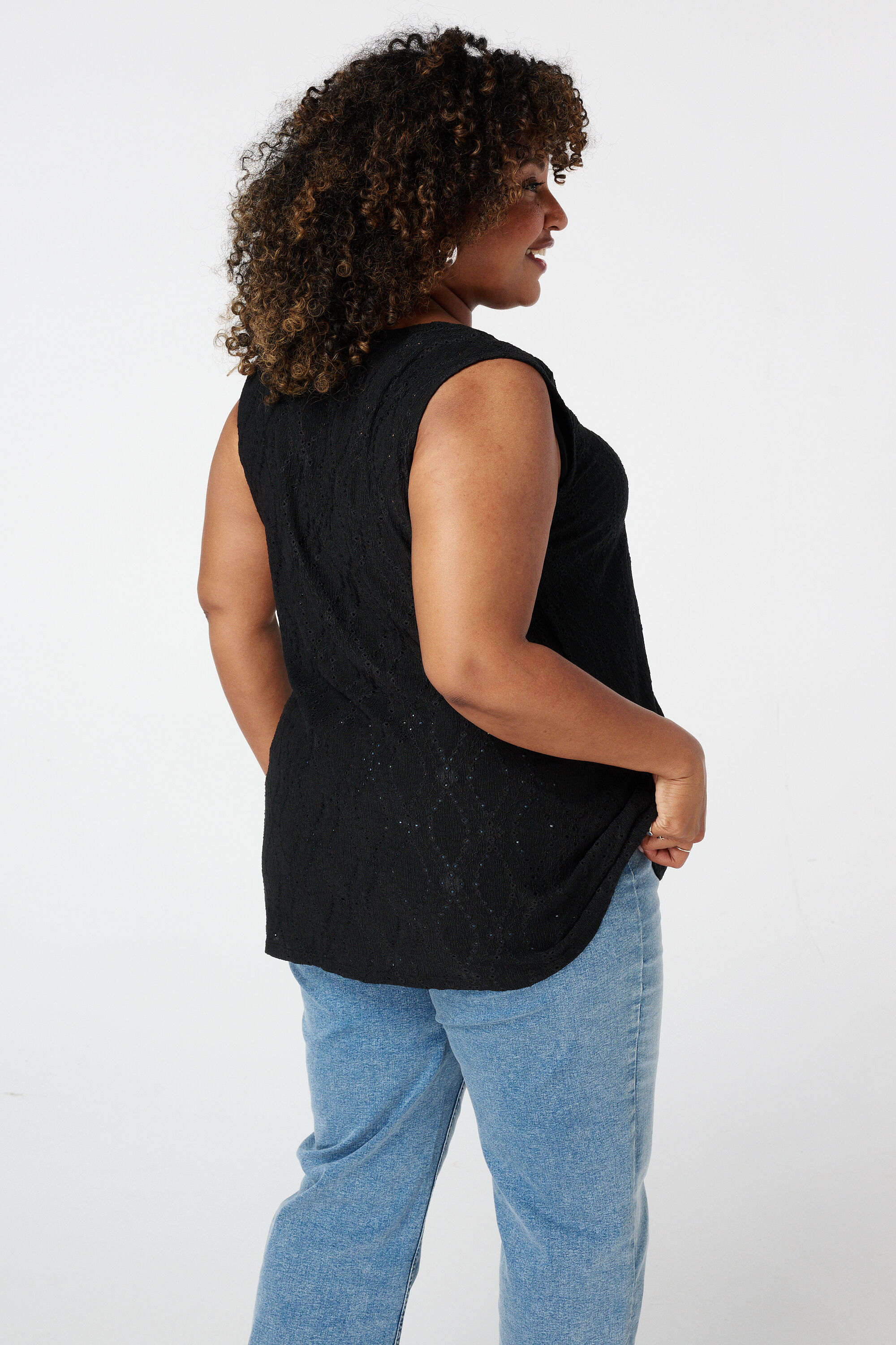 Top sin mangas con estructura de encaje image number 3