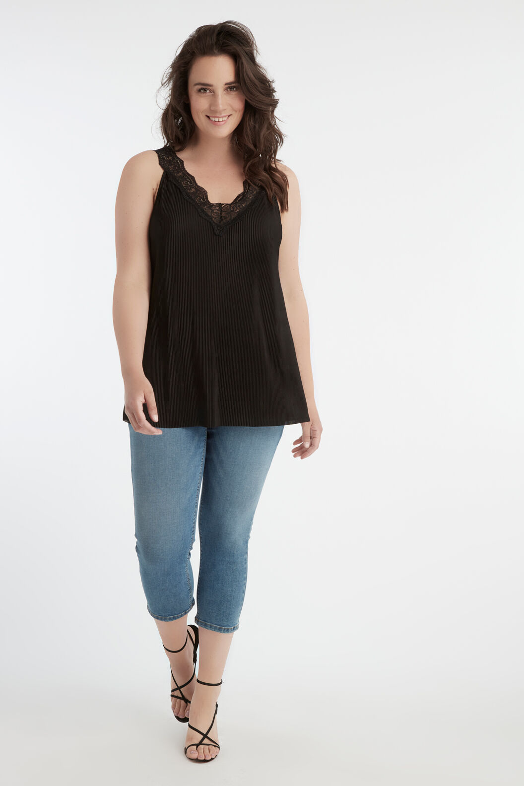 Top plisado de color liso con encaje image number 4