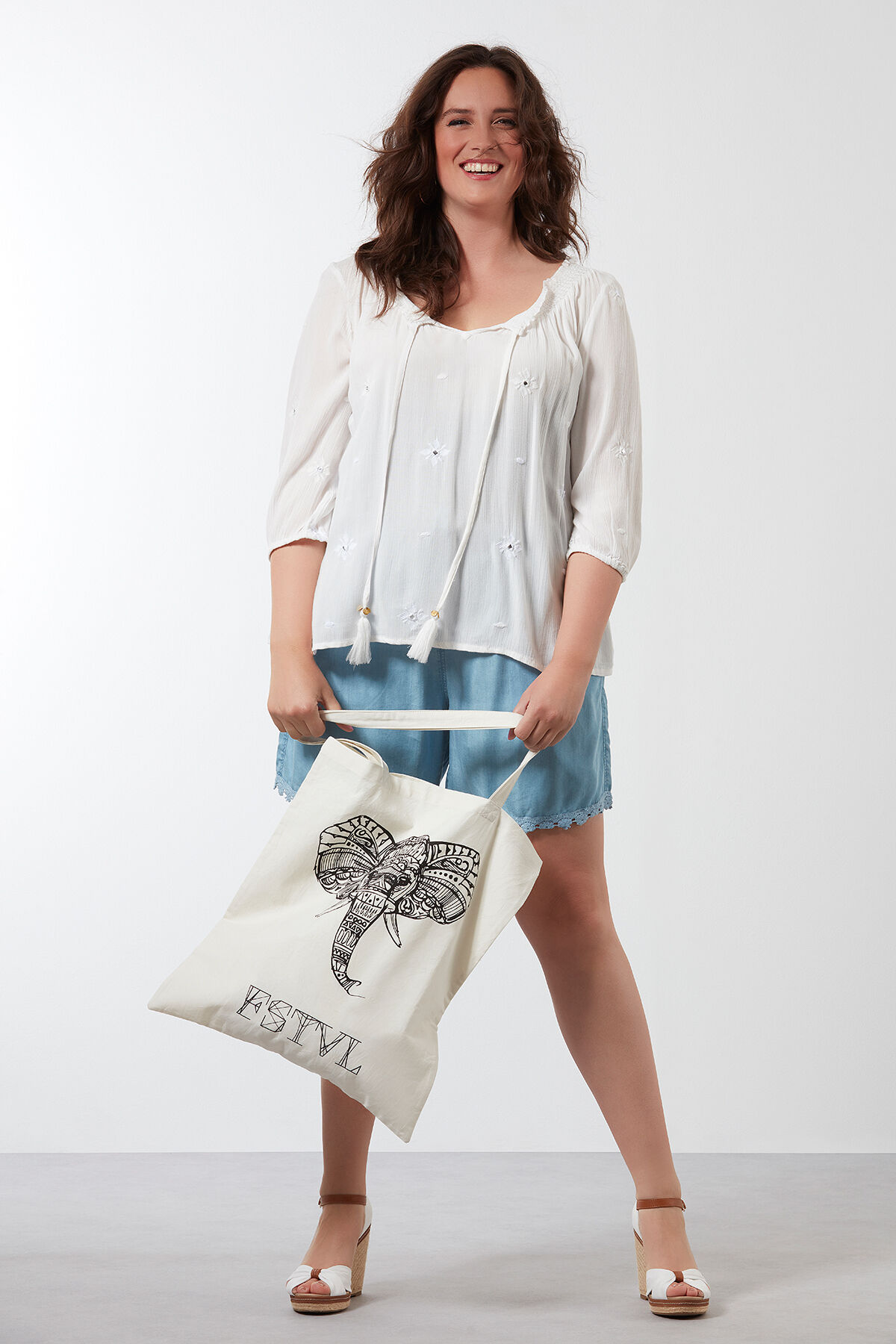 Blusa con el cuello fruncido image number 3