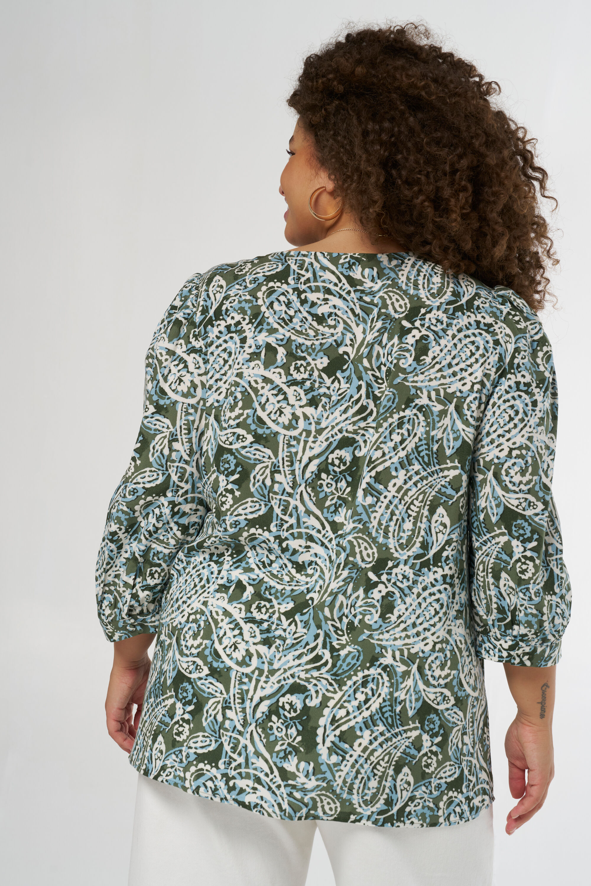 Blusa con detalles fruncidos image number 3