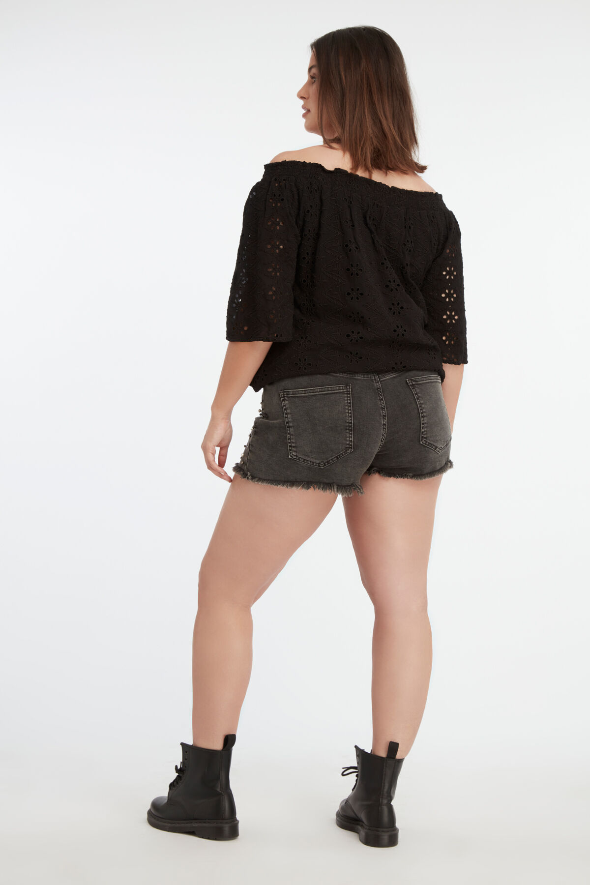 Shorts vaqueros con tachuelas image number 4