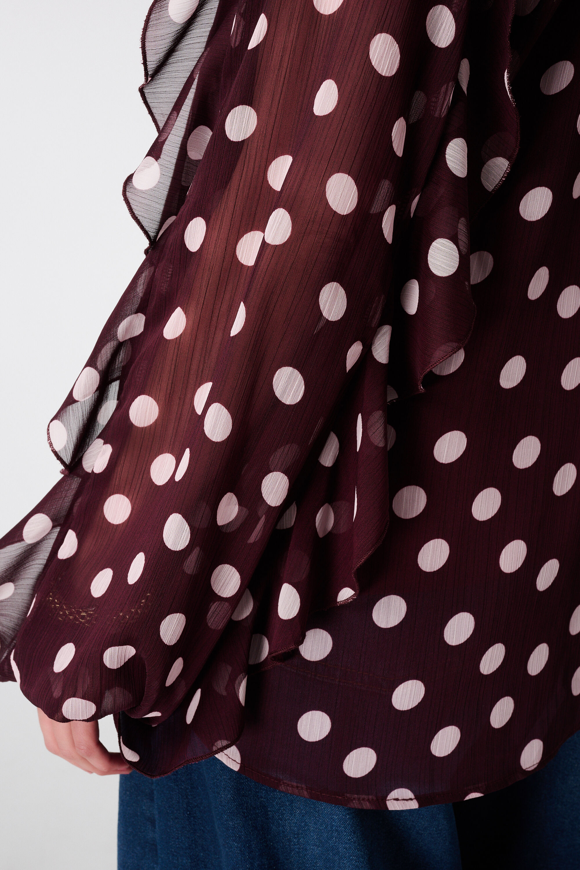 Blusa de mesh con volantes image number 6