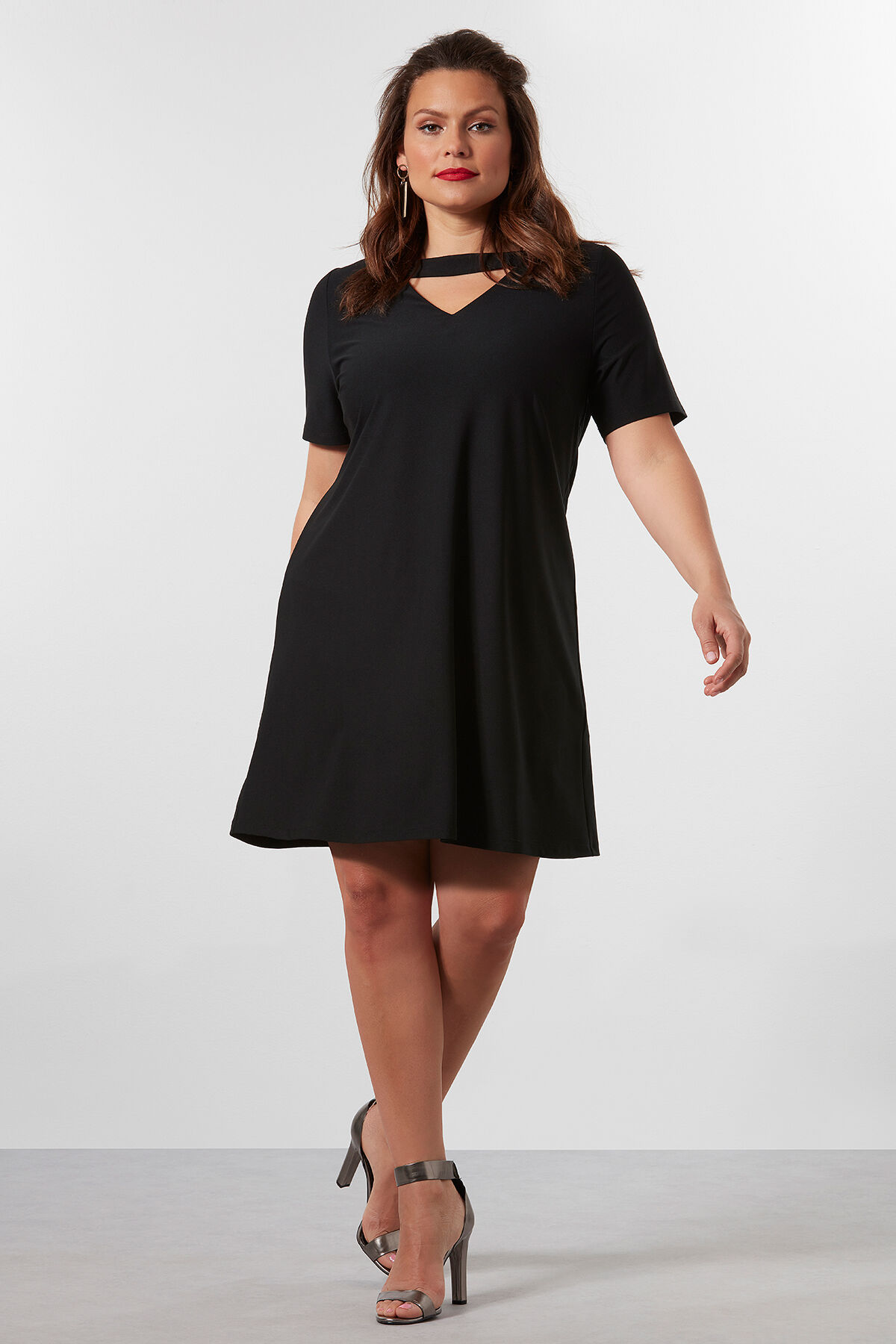 Vestido con detalle de gargantilla image number 3