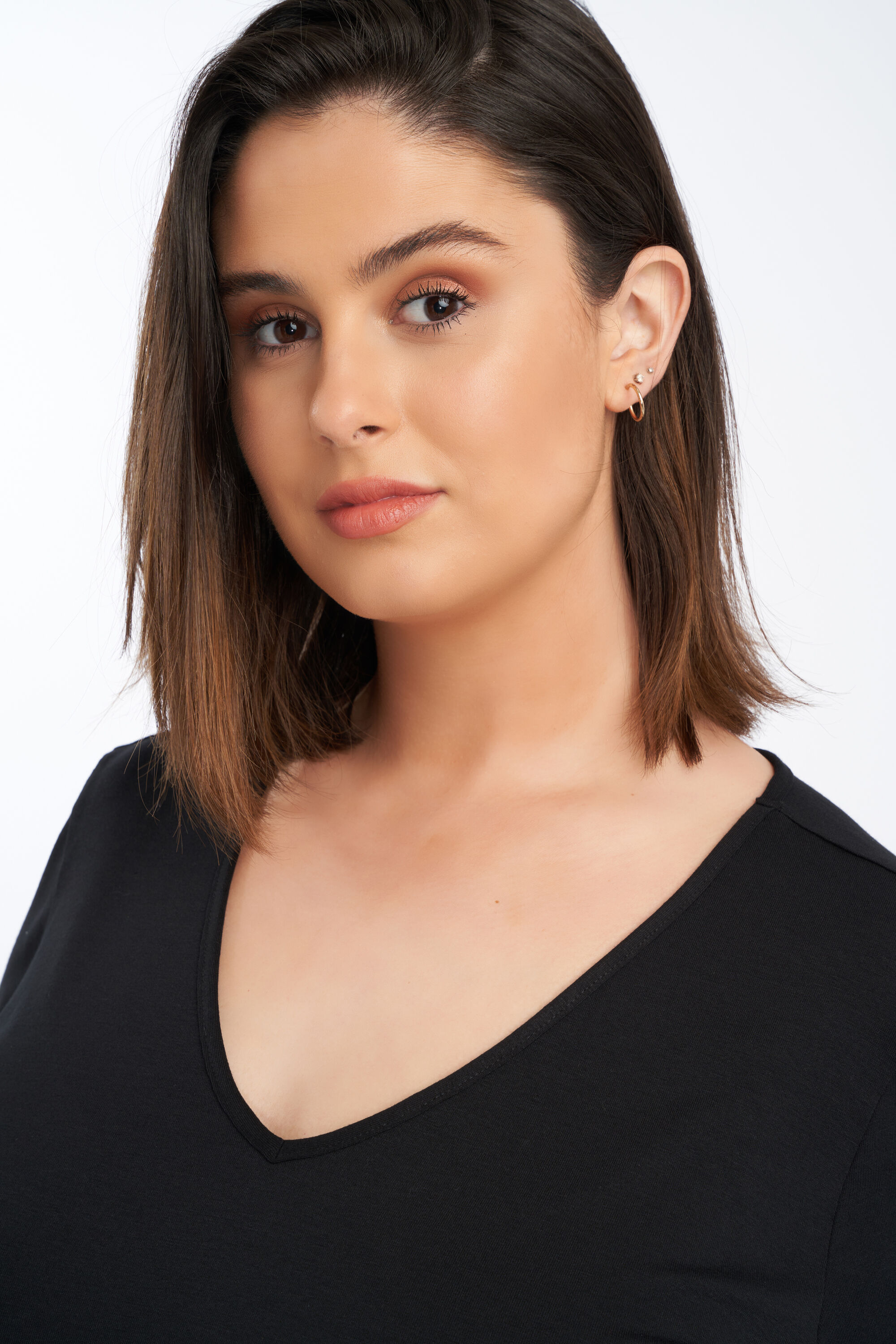 Pack de 2 camisetas con escote en V image number 5