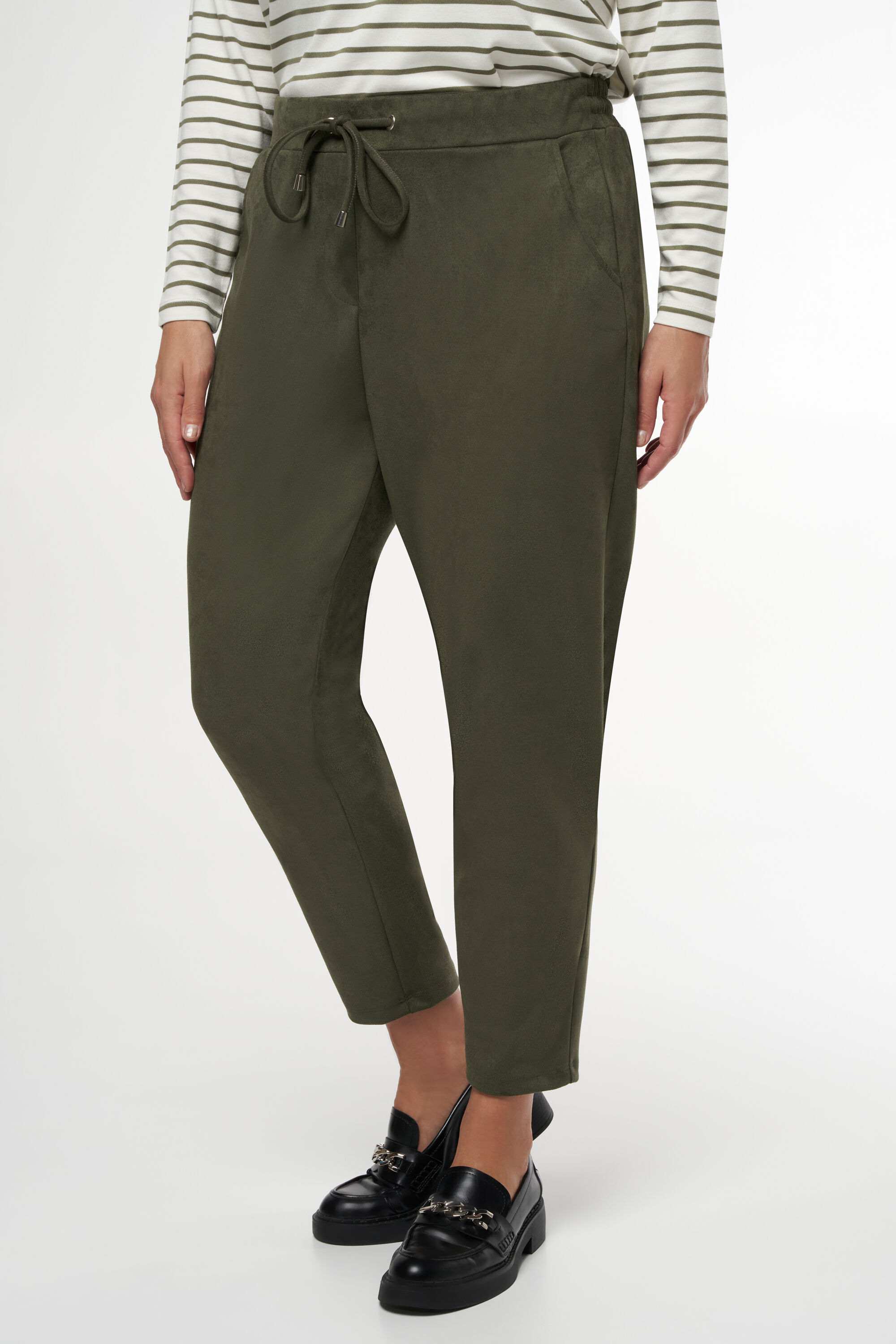 Pantalones con aspecto de ante image number 5