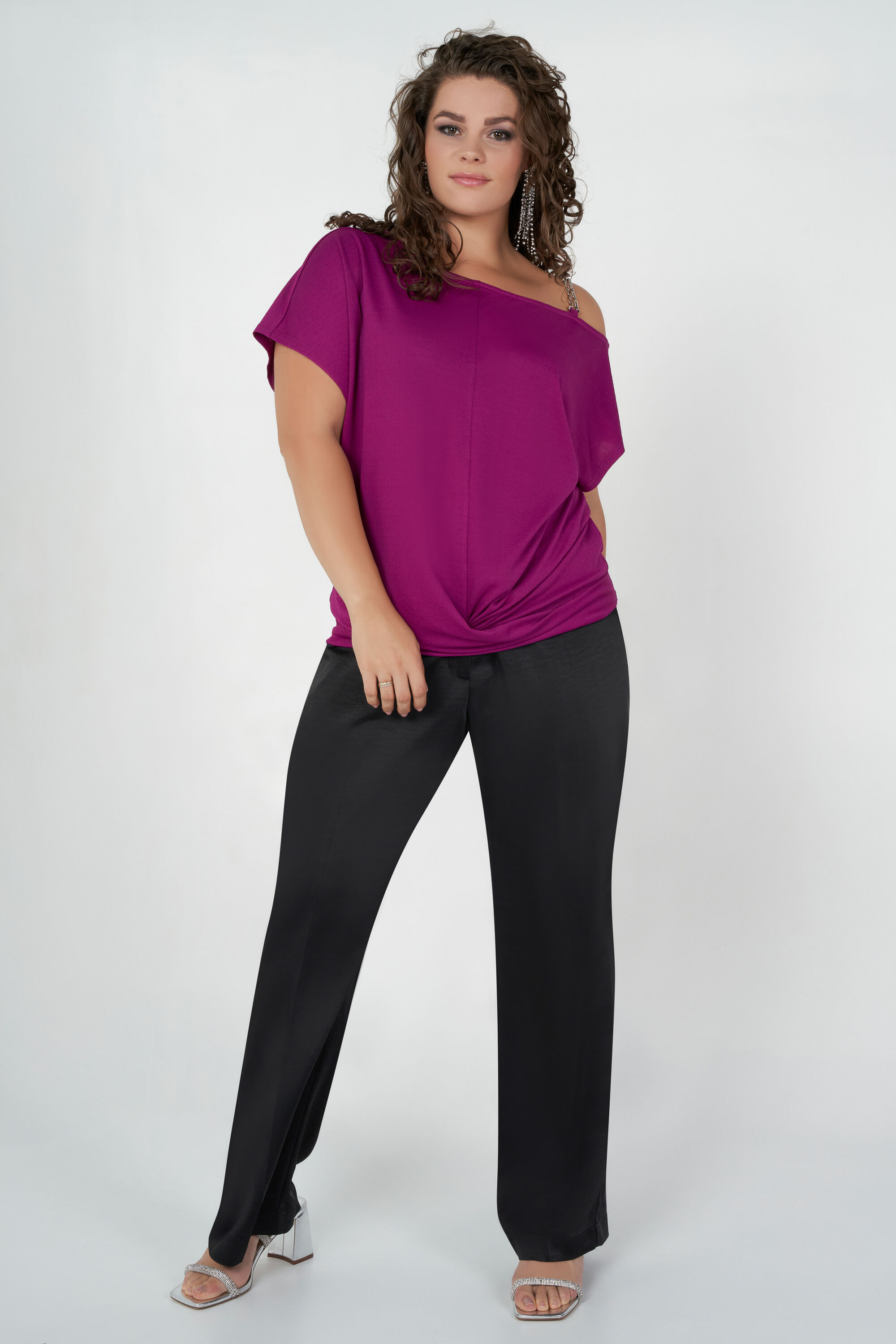 Top con hombros al descubierto y adornos image number 5