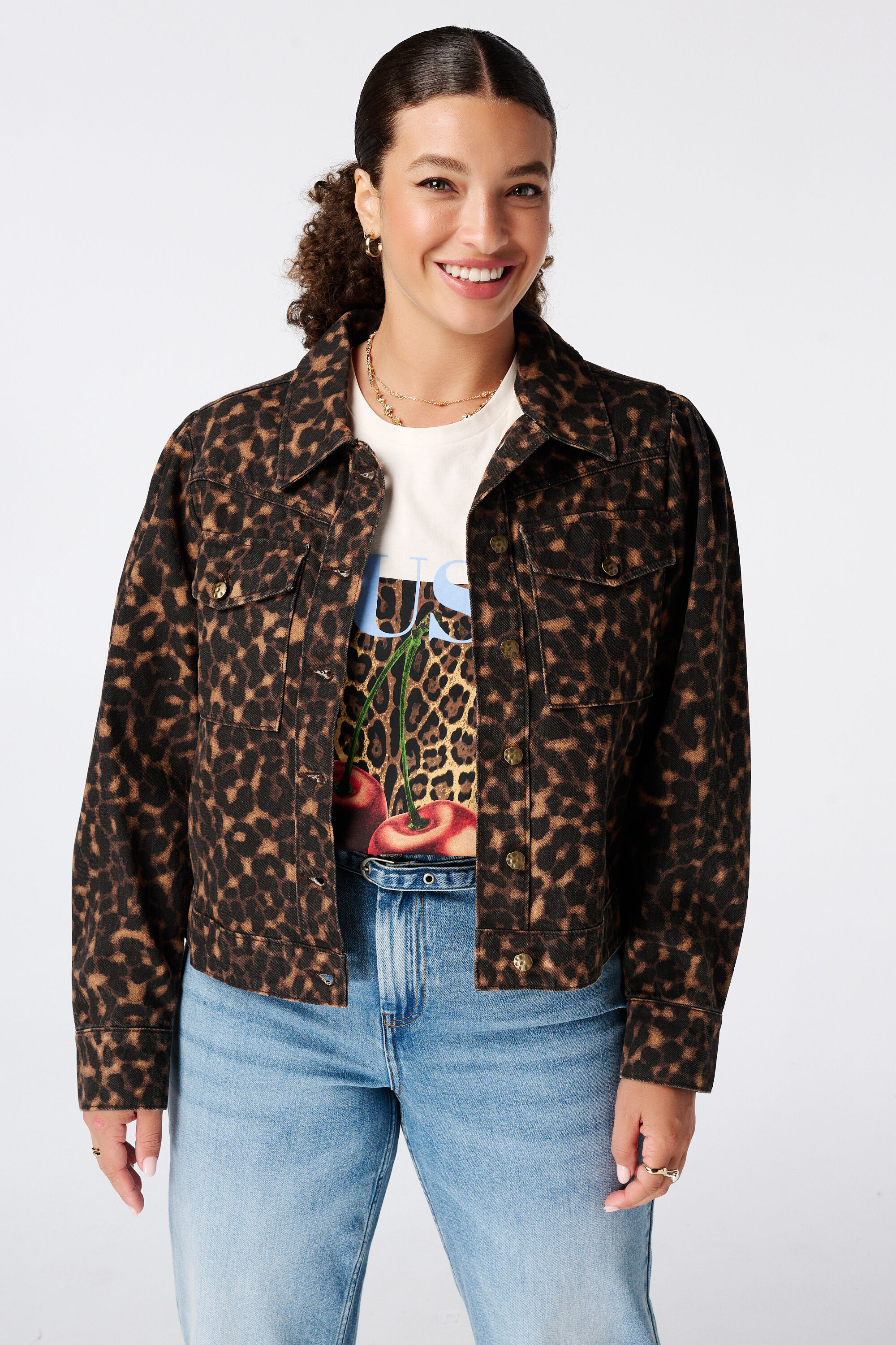 Chaqueta vaquera con estampado animal