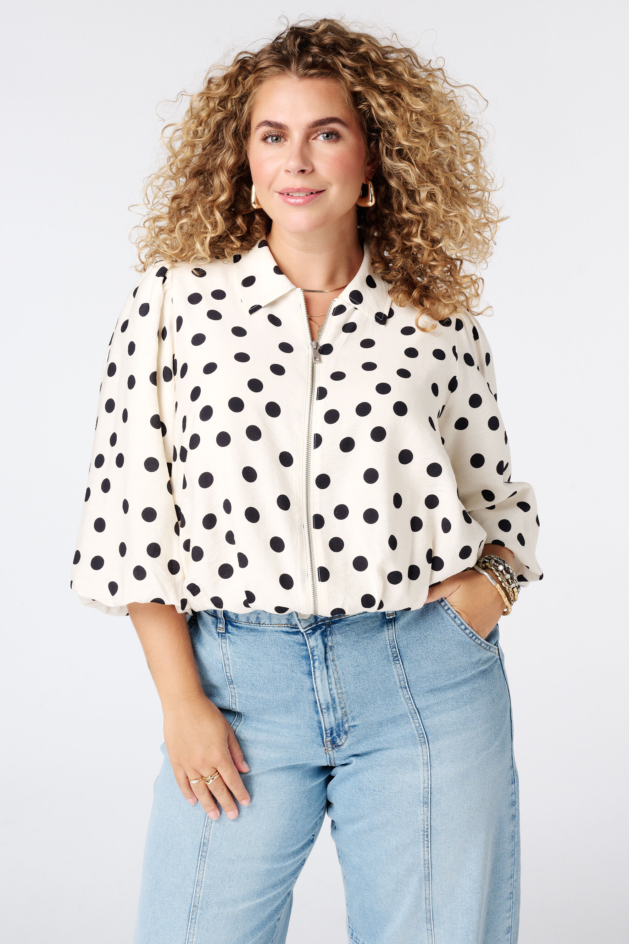 Chaqueta con estampado de lunares y mangas cortas abullonadas