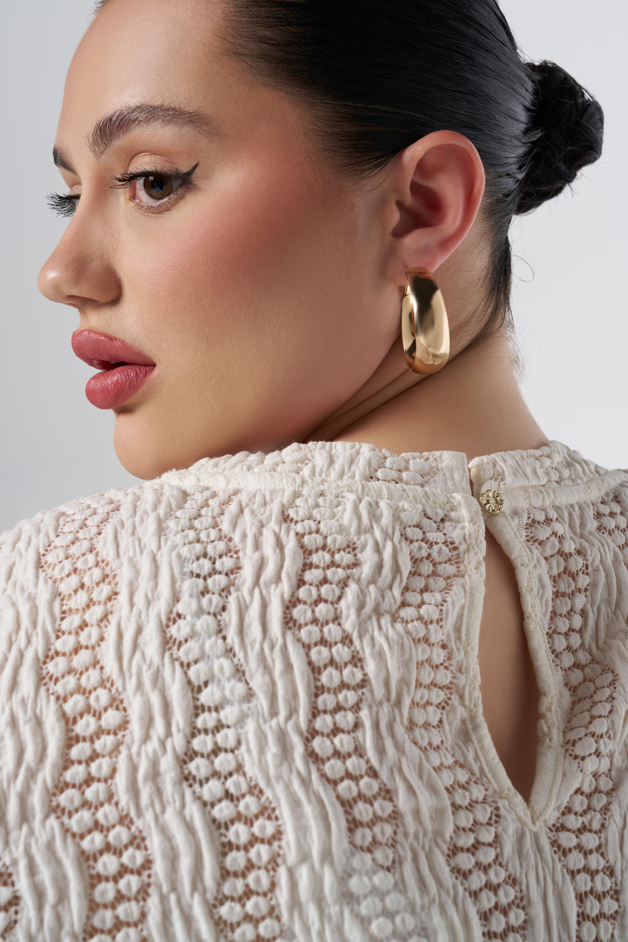 Top con bordados calados image number 4