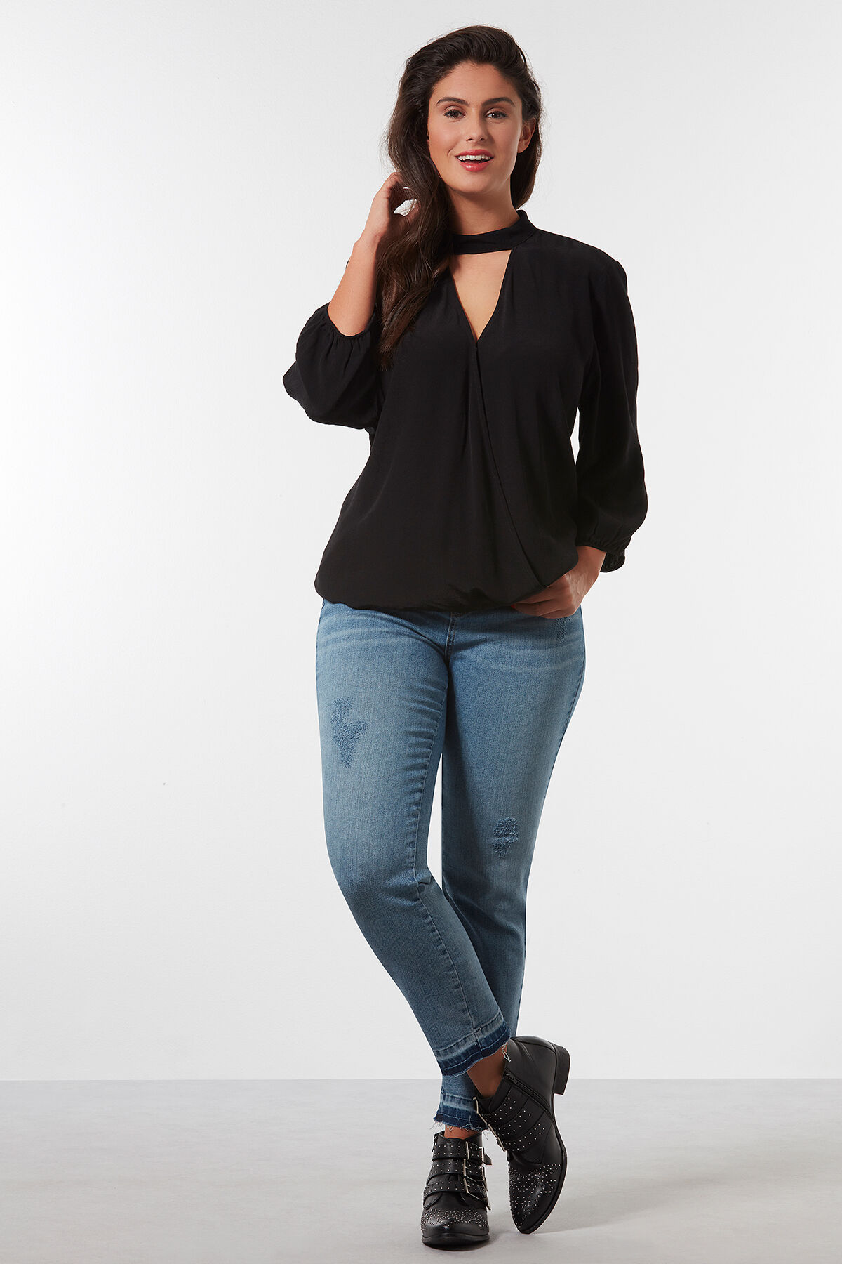 Blusa con gargantilla image number 3