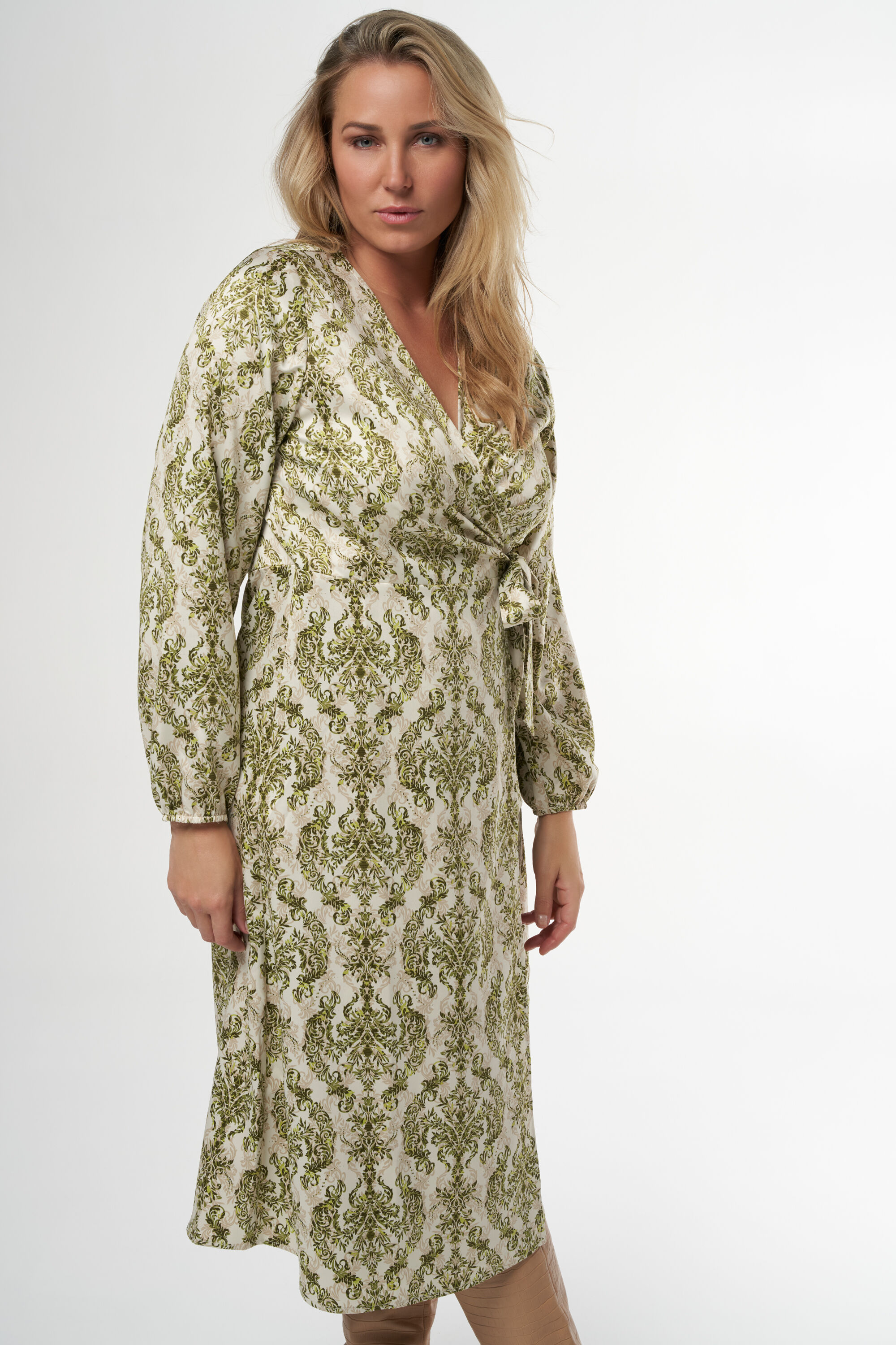 Vestido midi con aspecto satinado y estampado image number 6