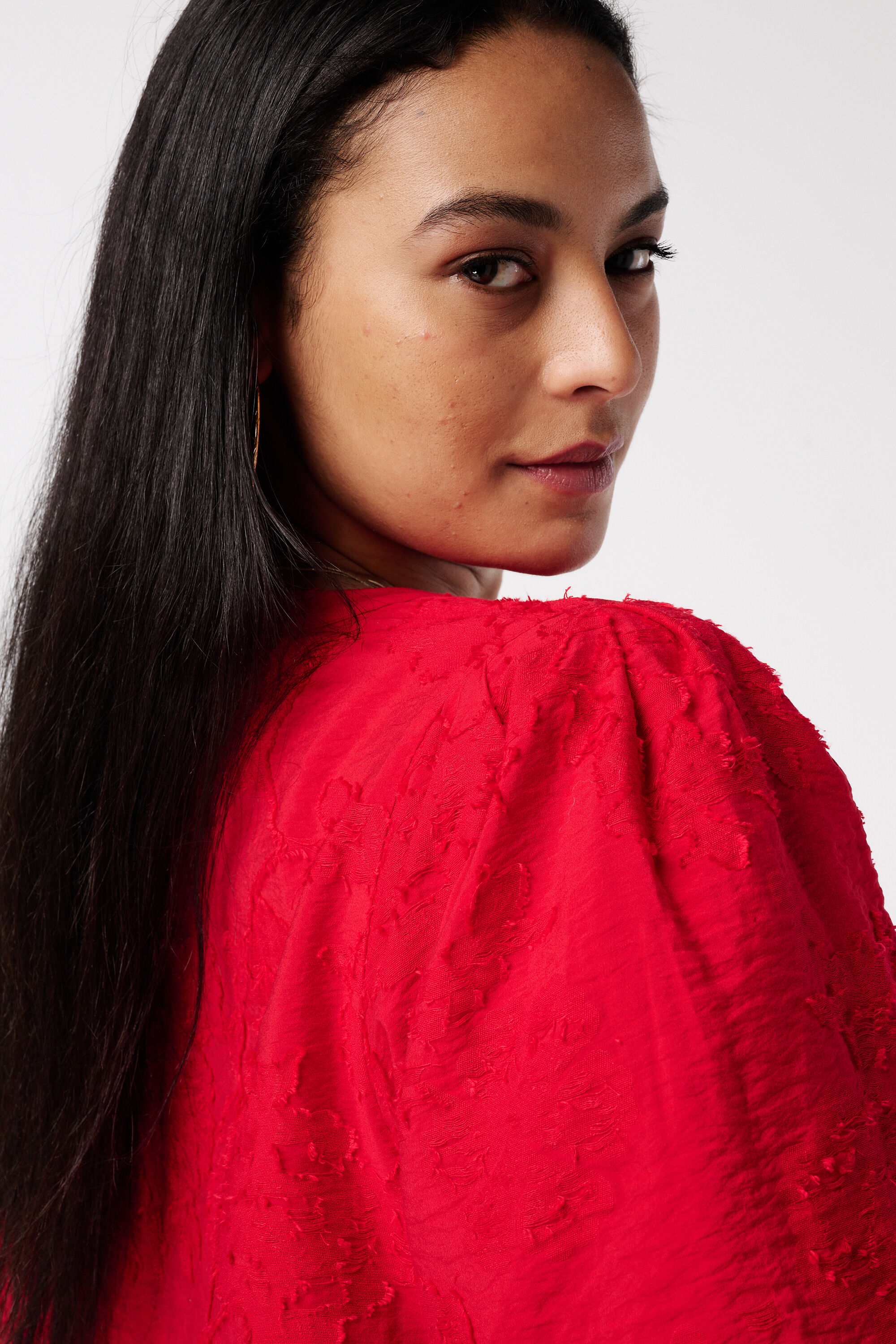 Blusa bordada con mangas abullonadas image number 4