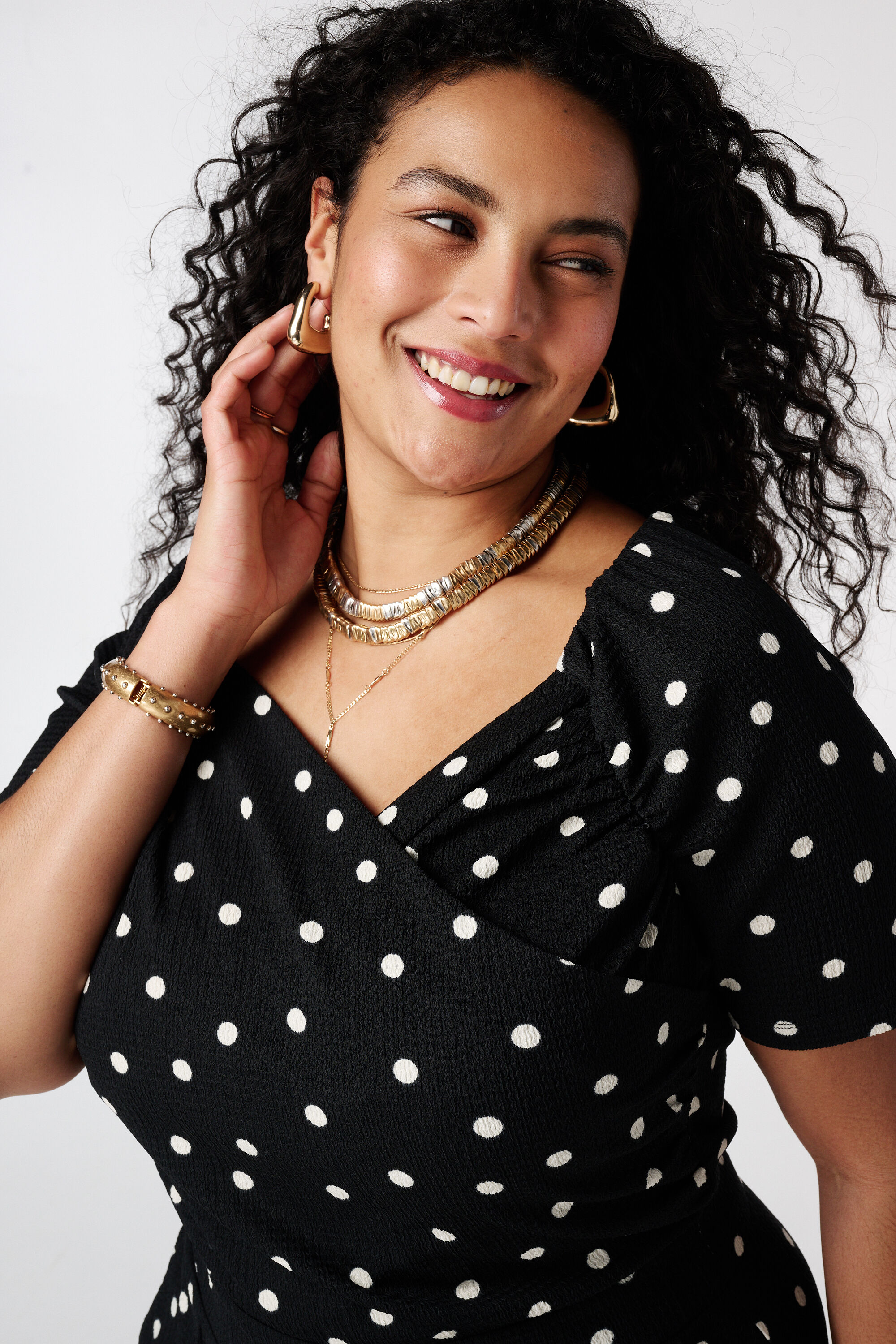 Mono con hombros descubiertos image number 4