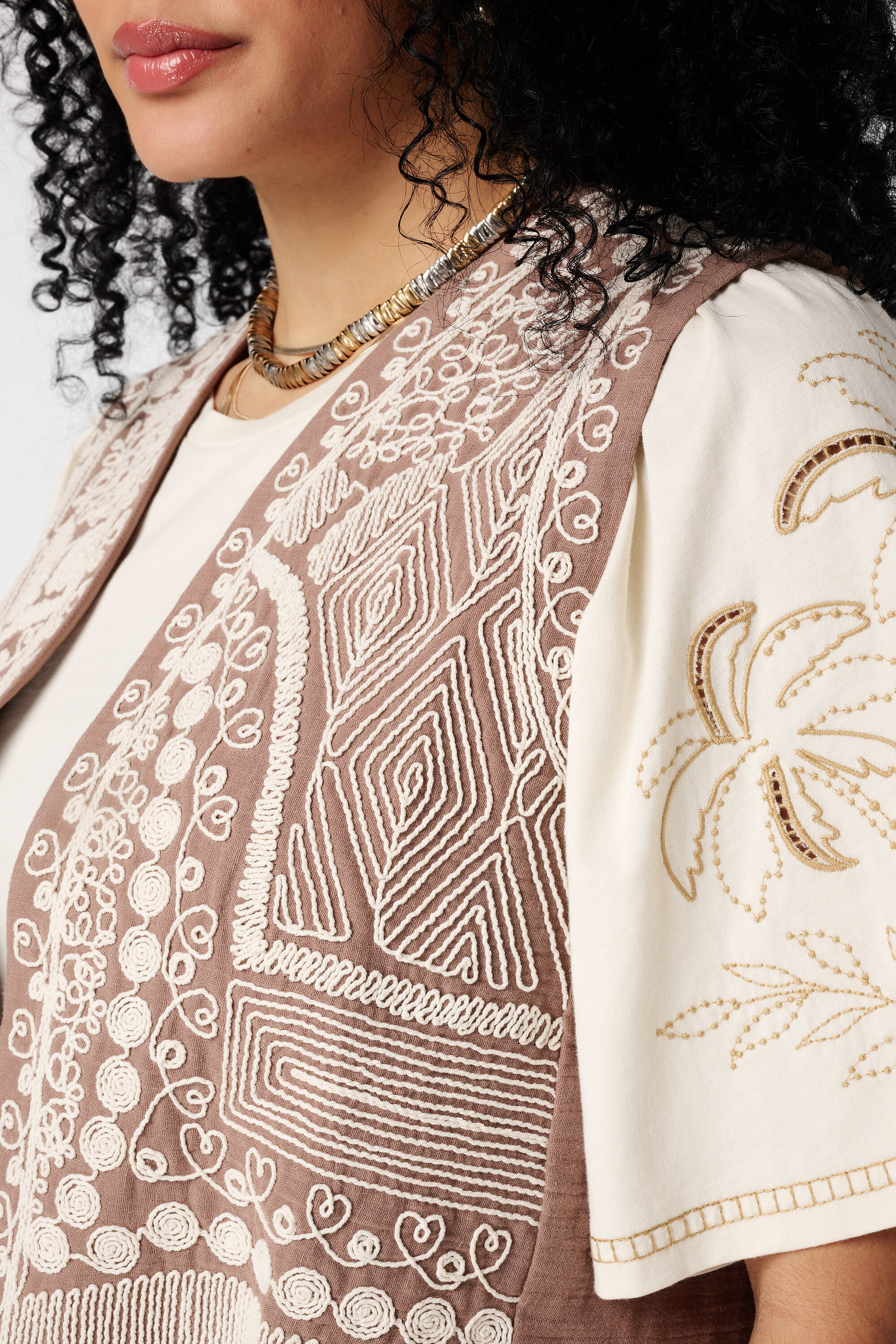 Chaleco con bordado image number 6