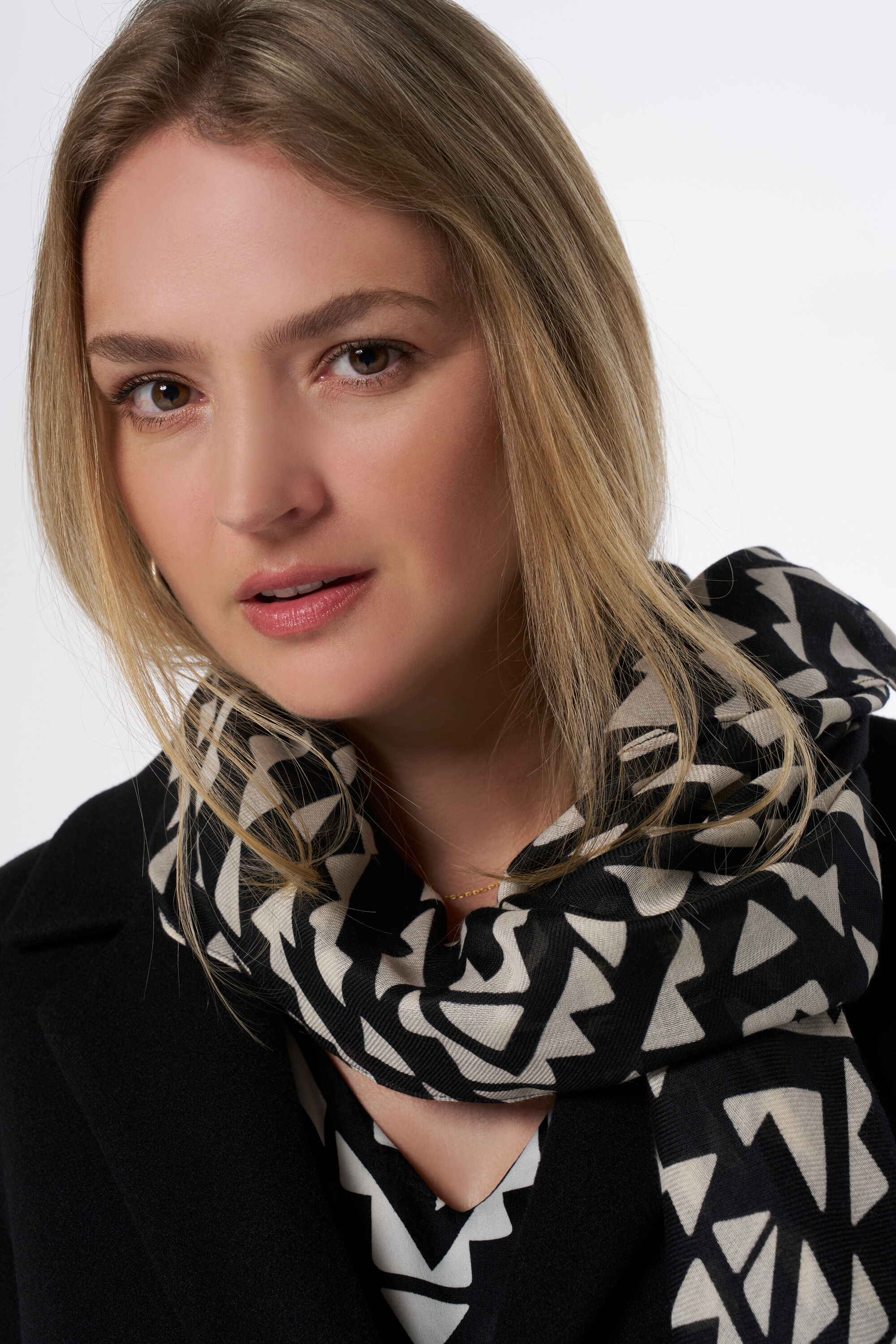 Bufanda con estampado  image number 2