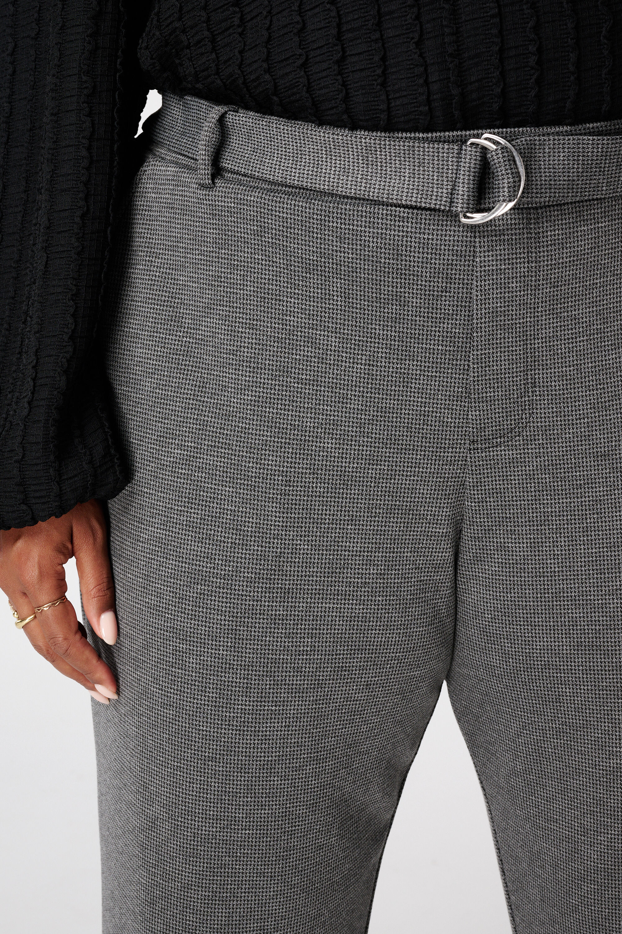 Pantal&oacute;n slim fit con cintur&oacute;n image number 4