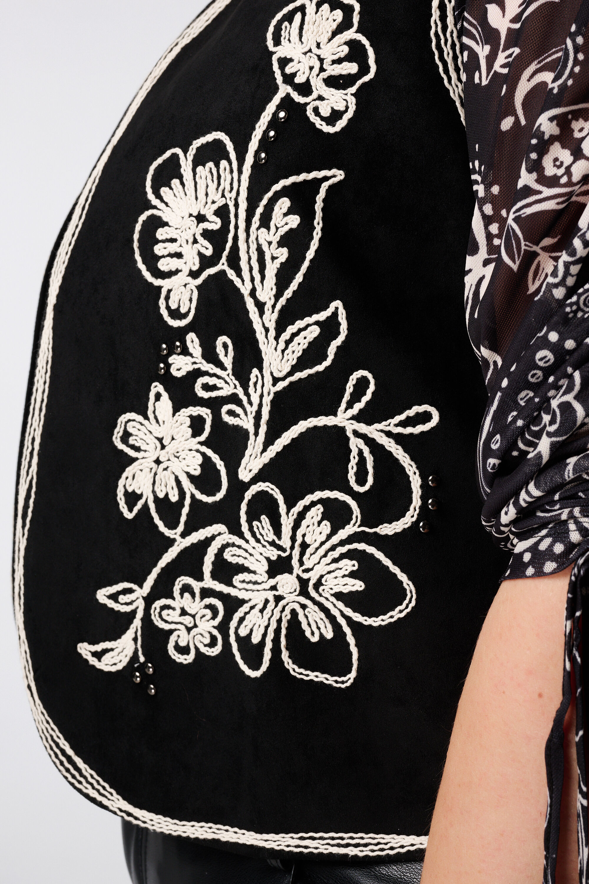 Chaleco de antelina con bordado image number 6