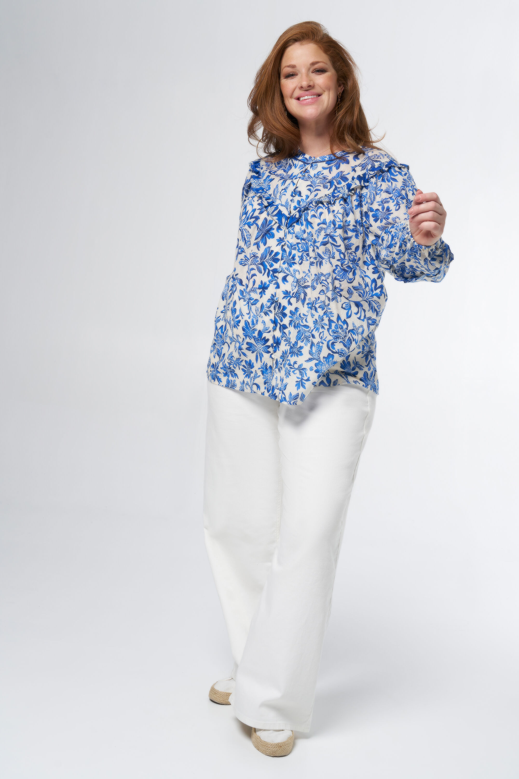 Blusa con estampado y volantes image number 5