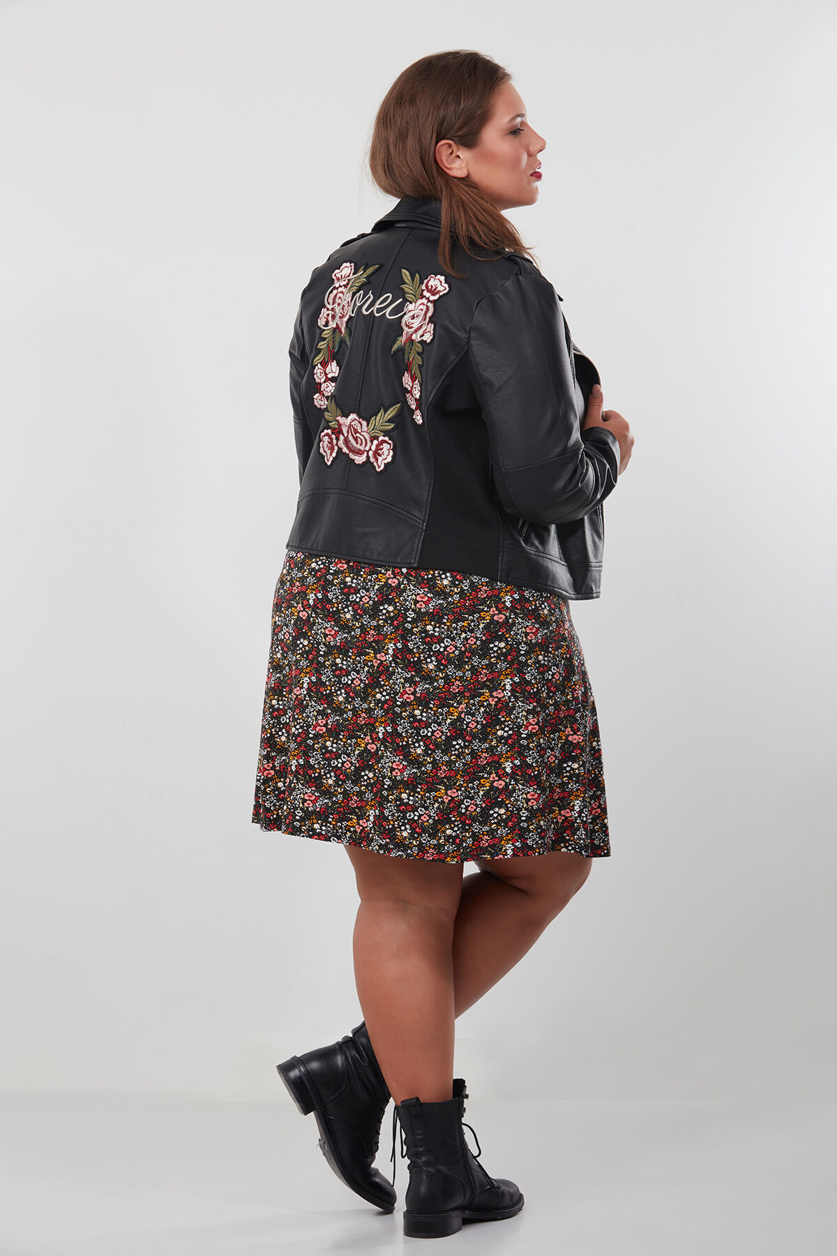 Chaqueta corta con bordado image number 4