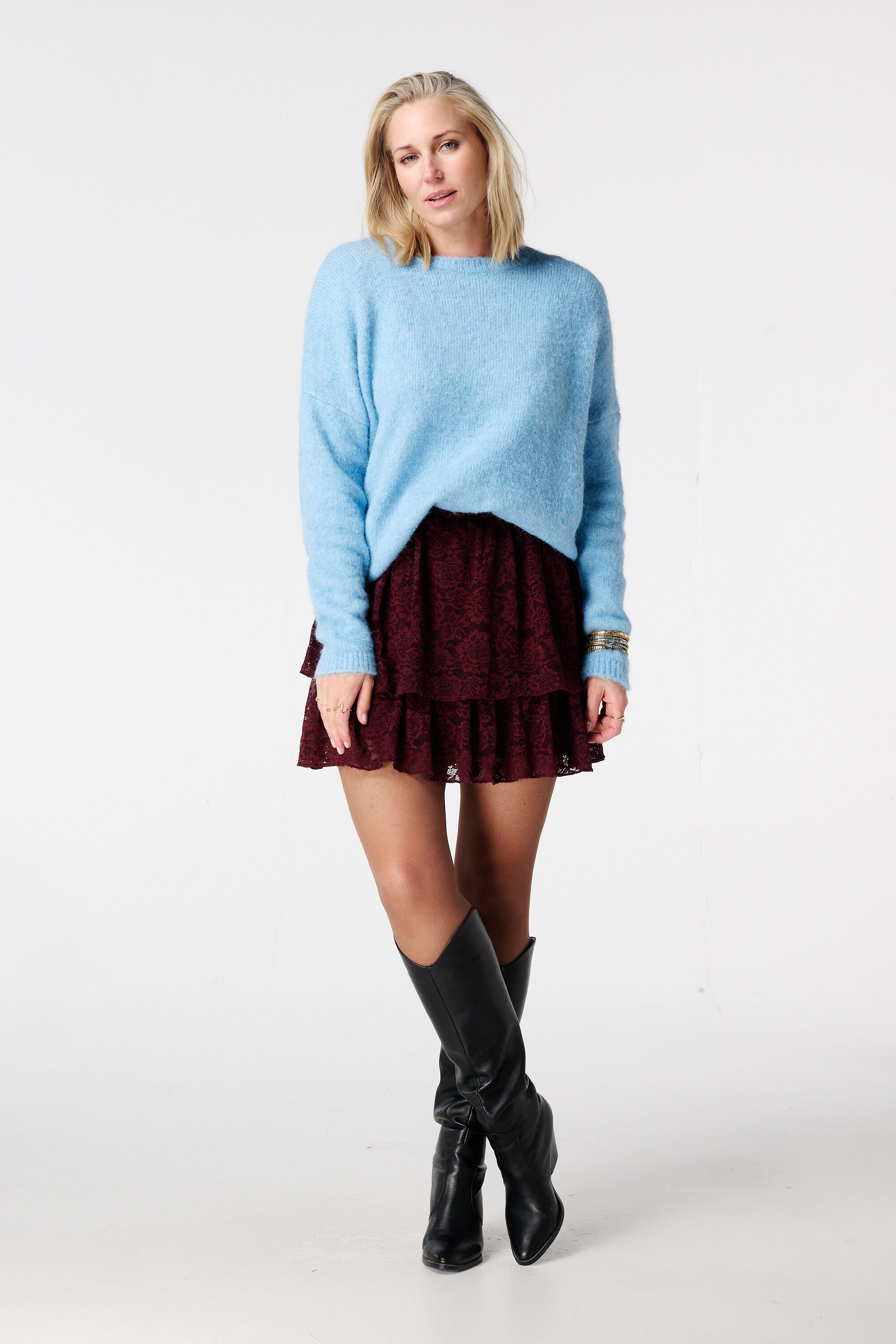 Falda corta de encaje con volantes