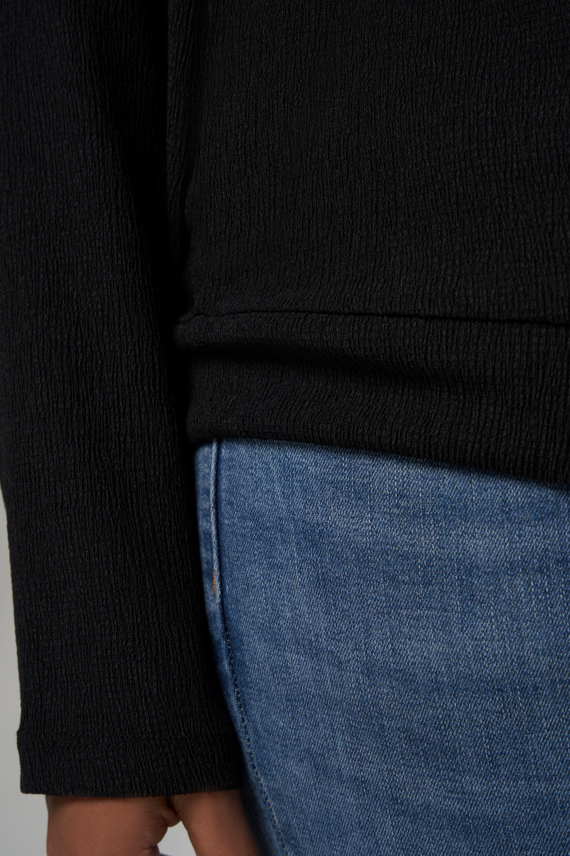 Top con estructura en el tejido image number 4