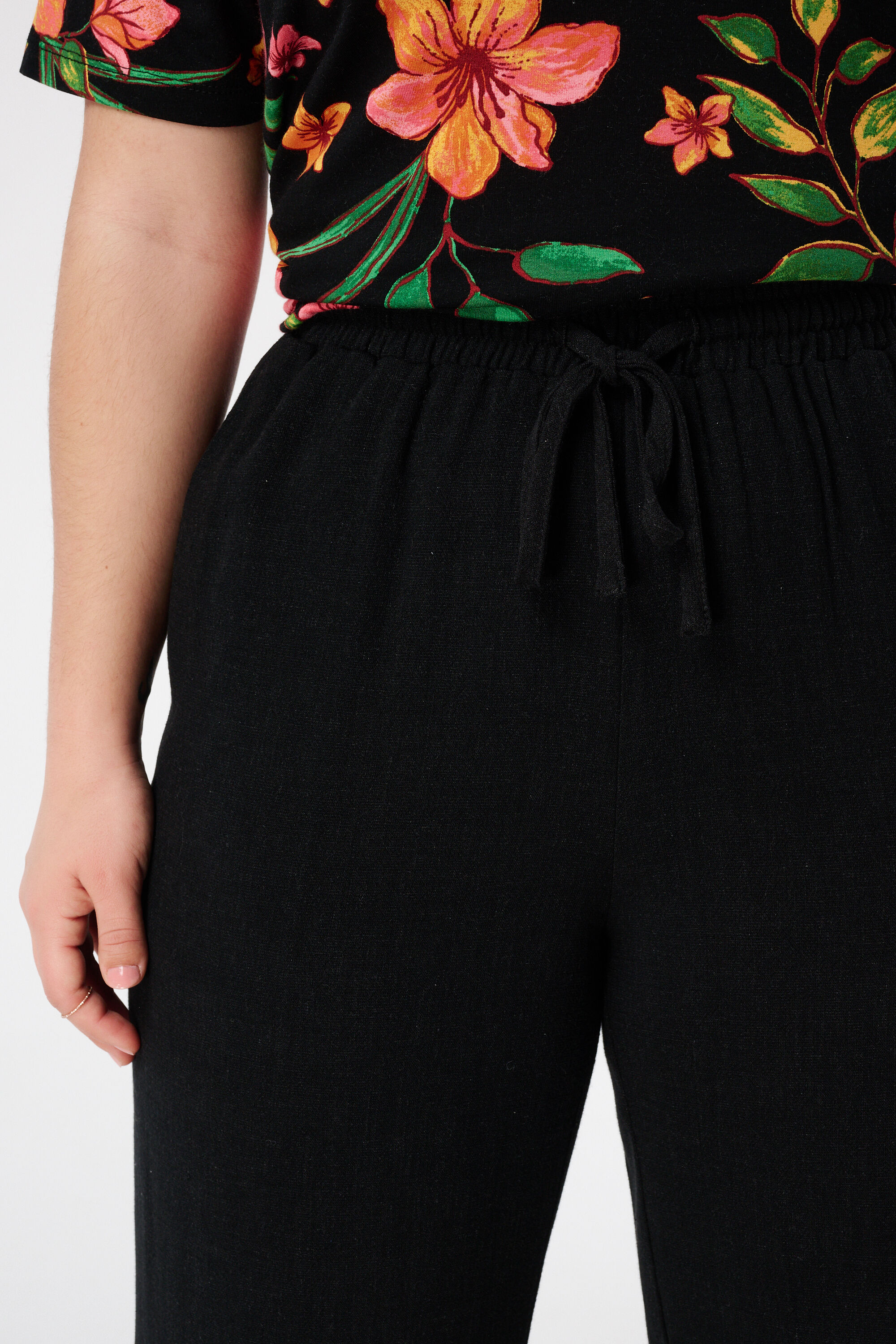 Pantalones de lino image number 4