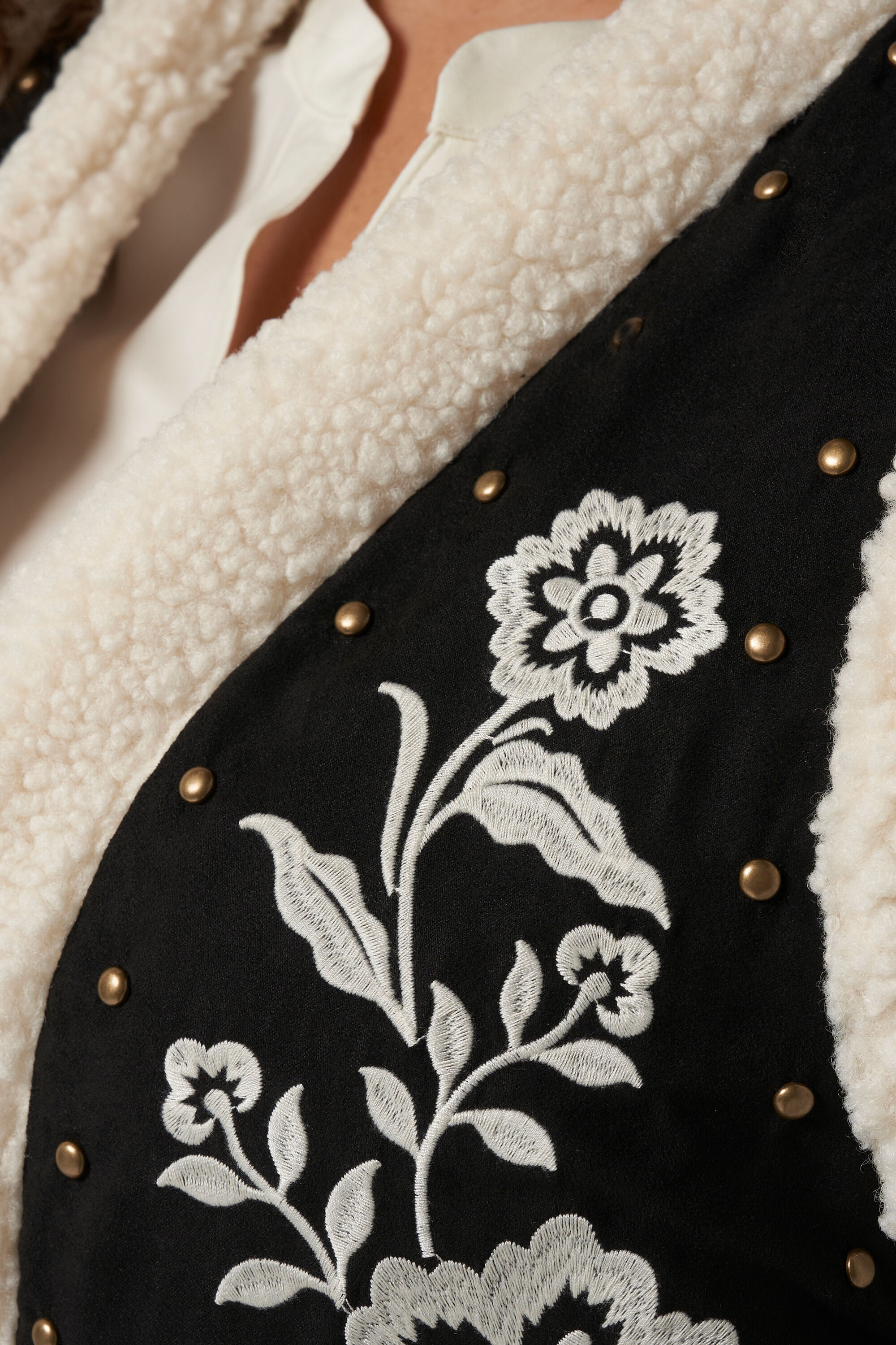 Chaleco con osito y detalles  image number 4