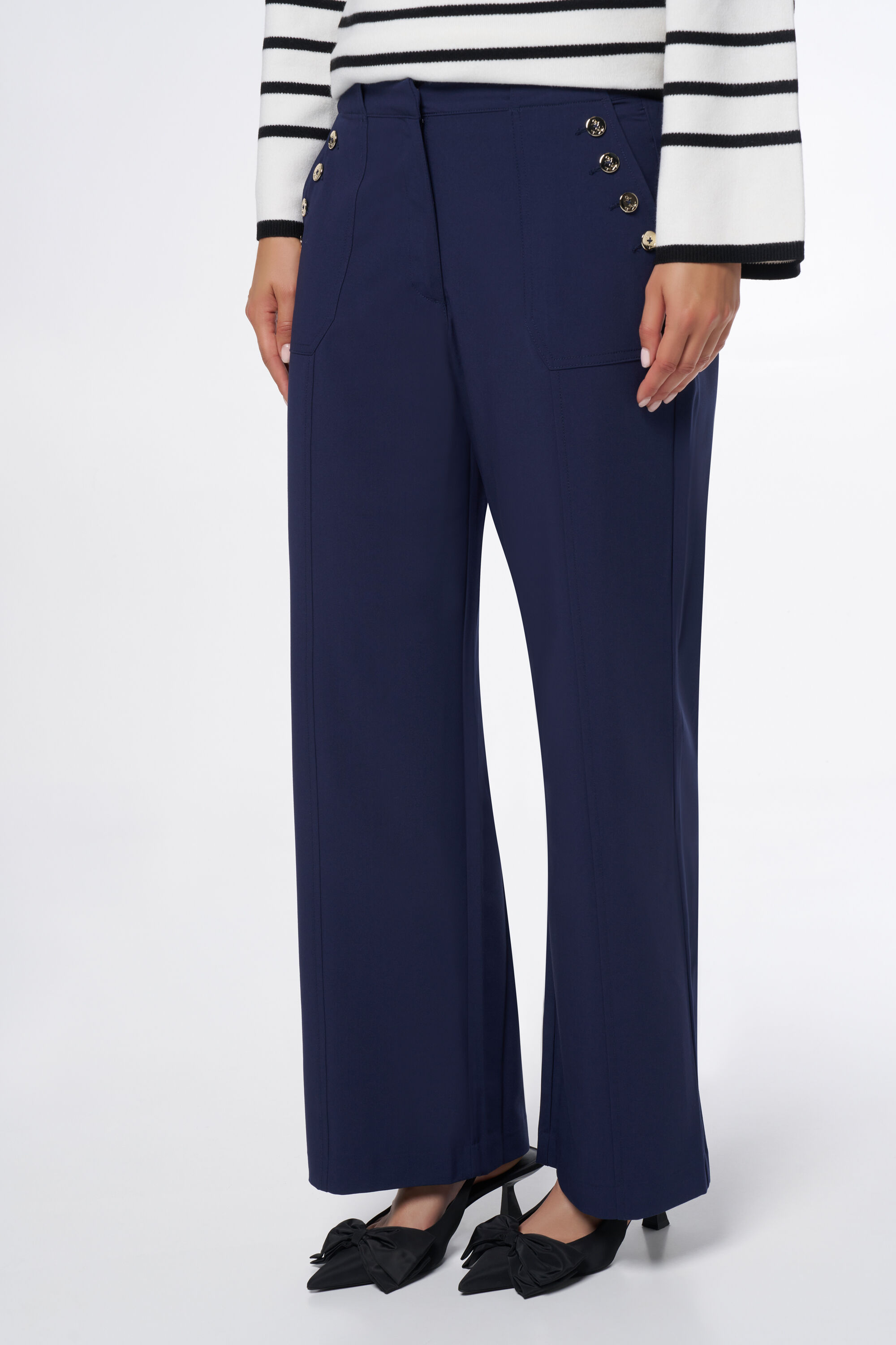 Pantalones de pernera ancha con botones decorativos image number 5