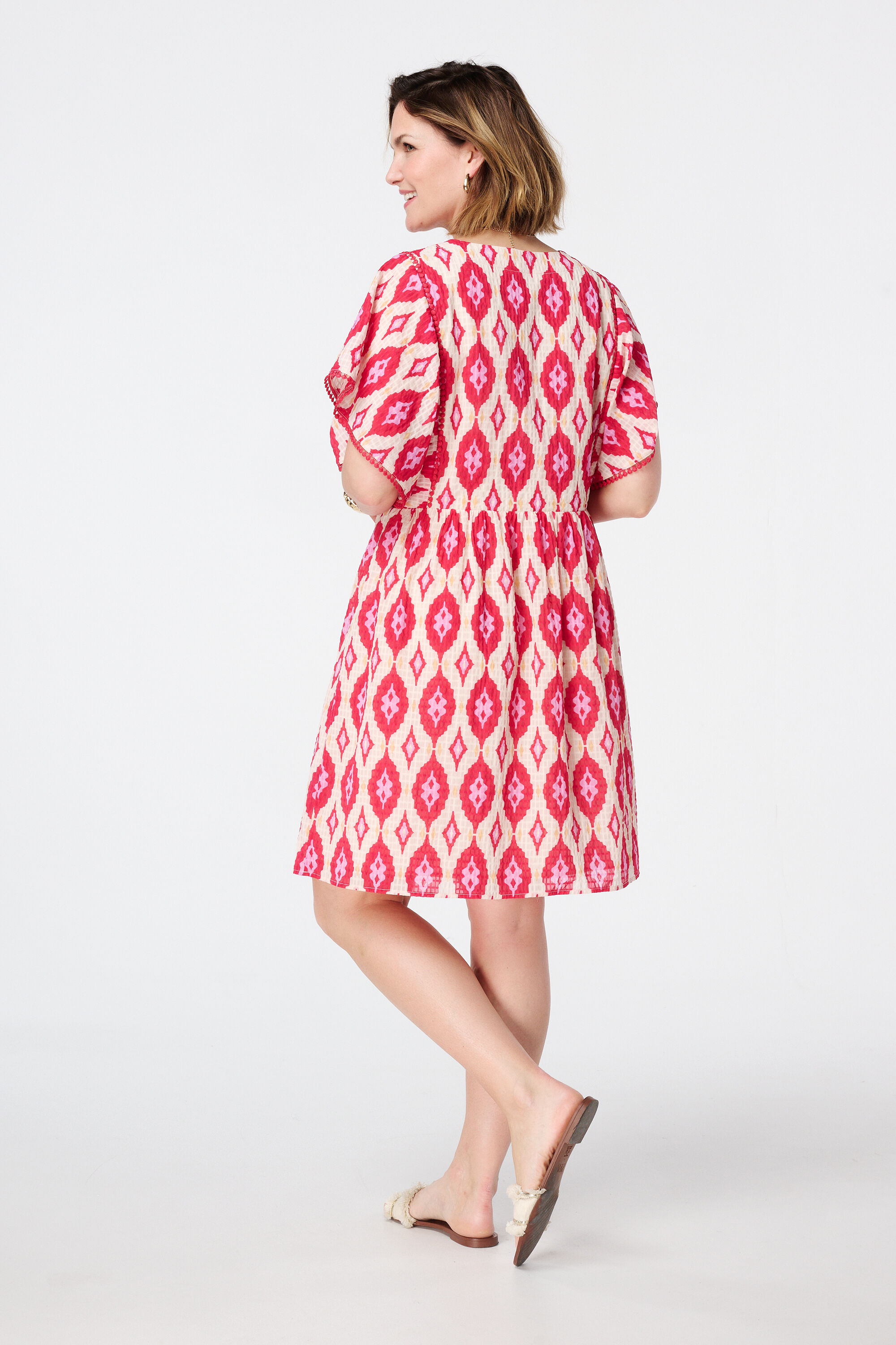 Vestido con escote en V y manga casquillo  image number 3