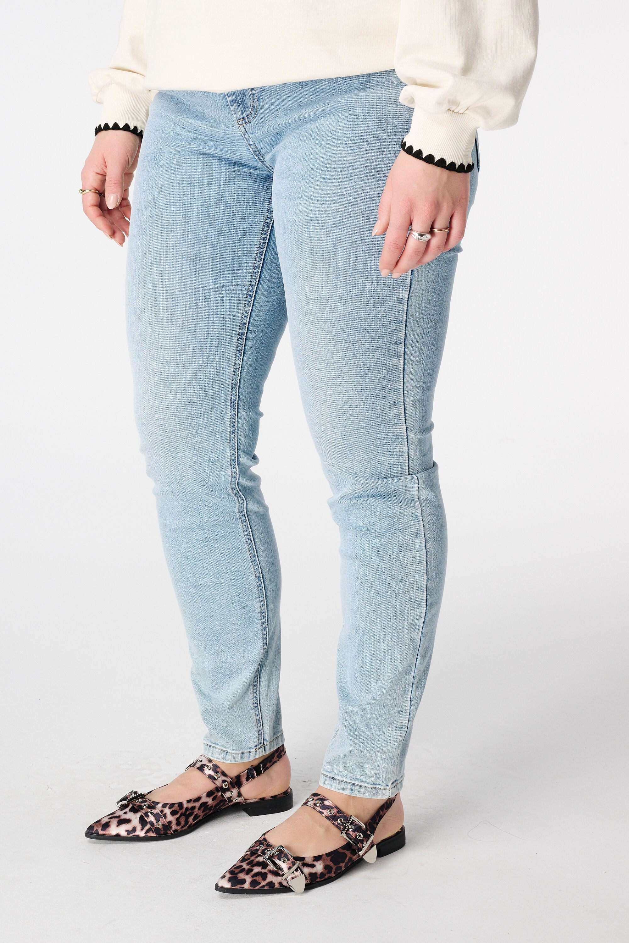 Vaqueros IRIS de corte pitillo image number 5