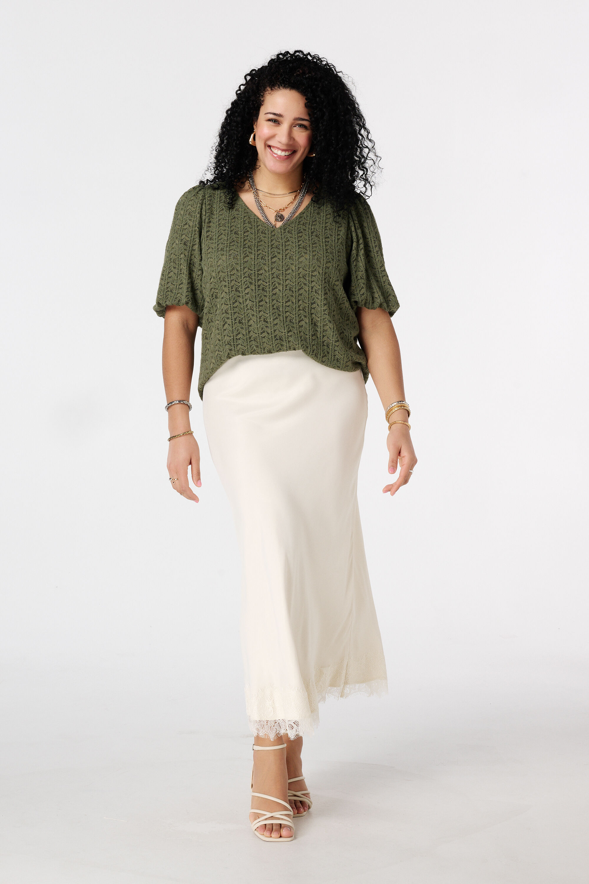 Top de encaje con mangas abullonadas image number 5