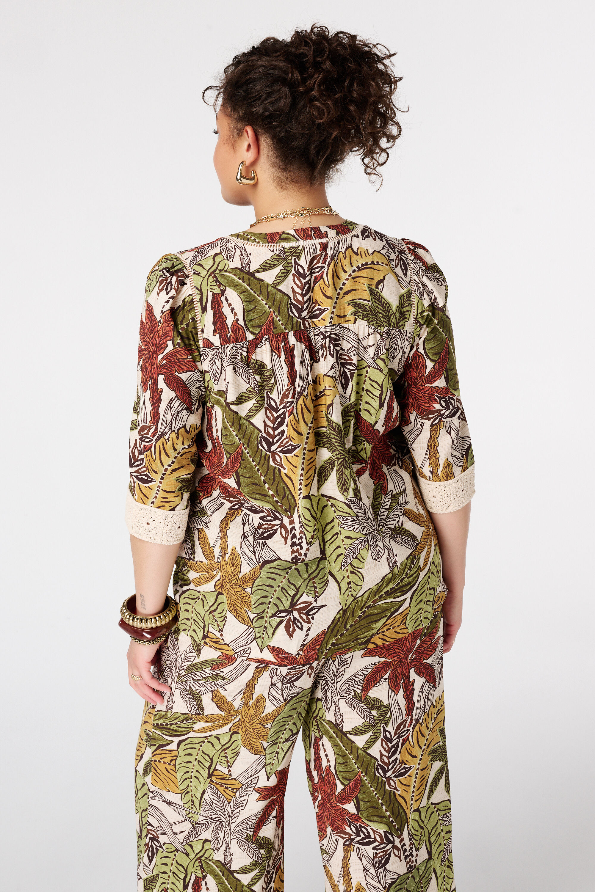 Blusa con detalles de encaje image number 3