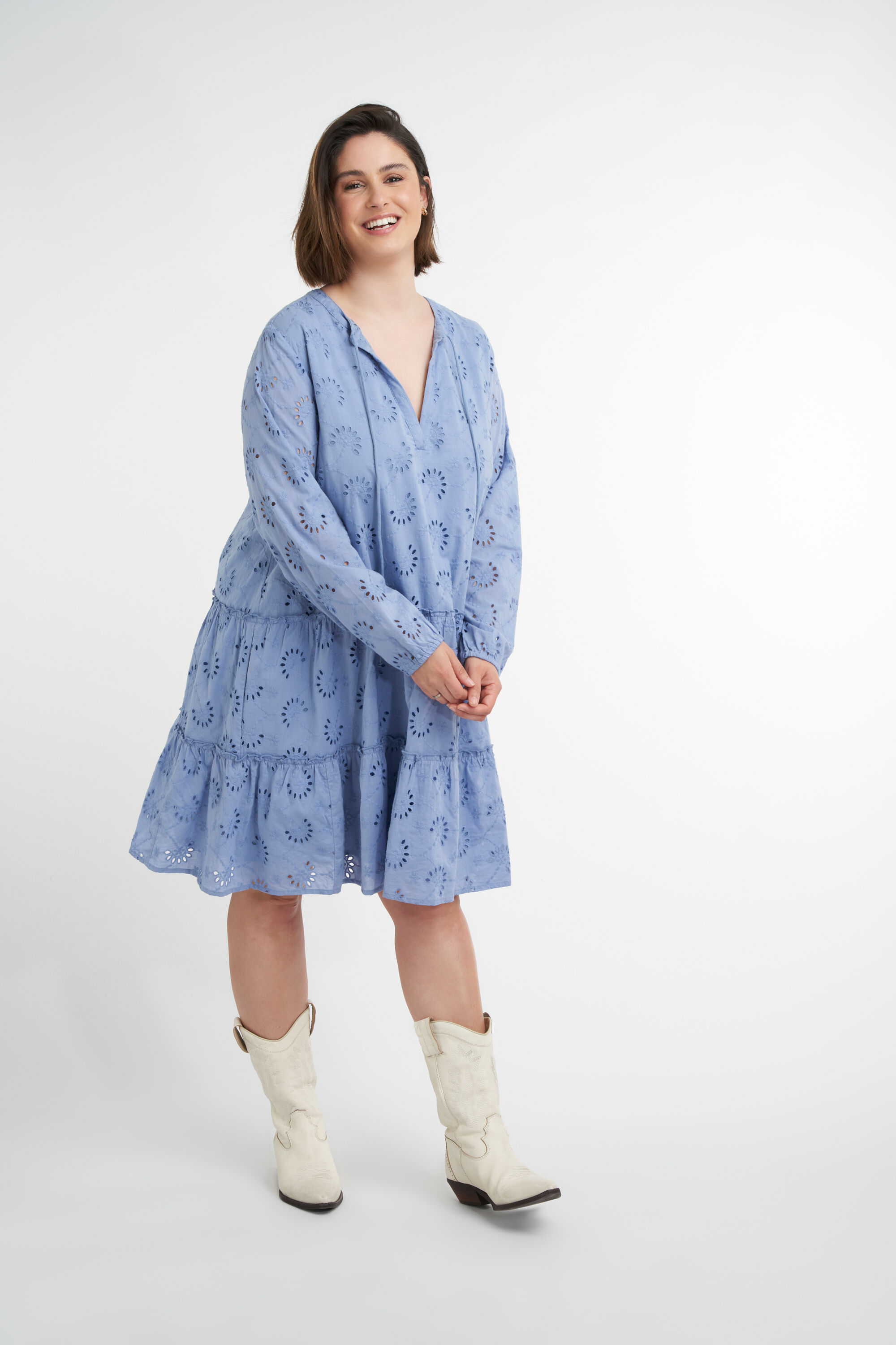 Vestido con volantes y corte en A image number 6