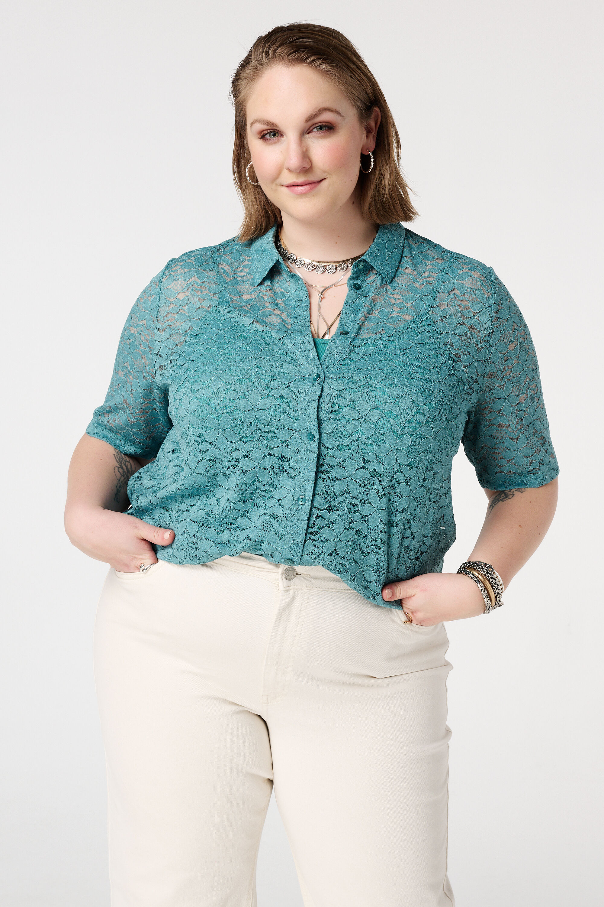 Top de encaje con mangas cortas image number 0