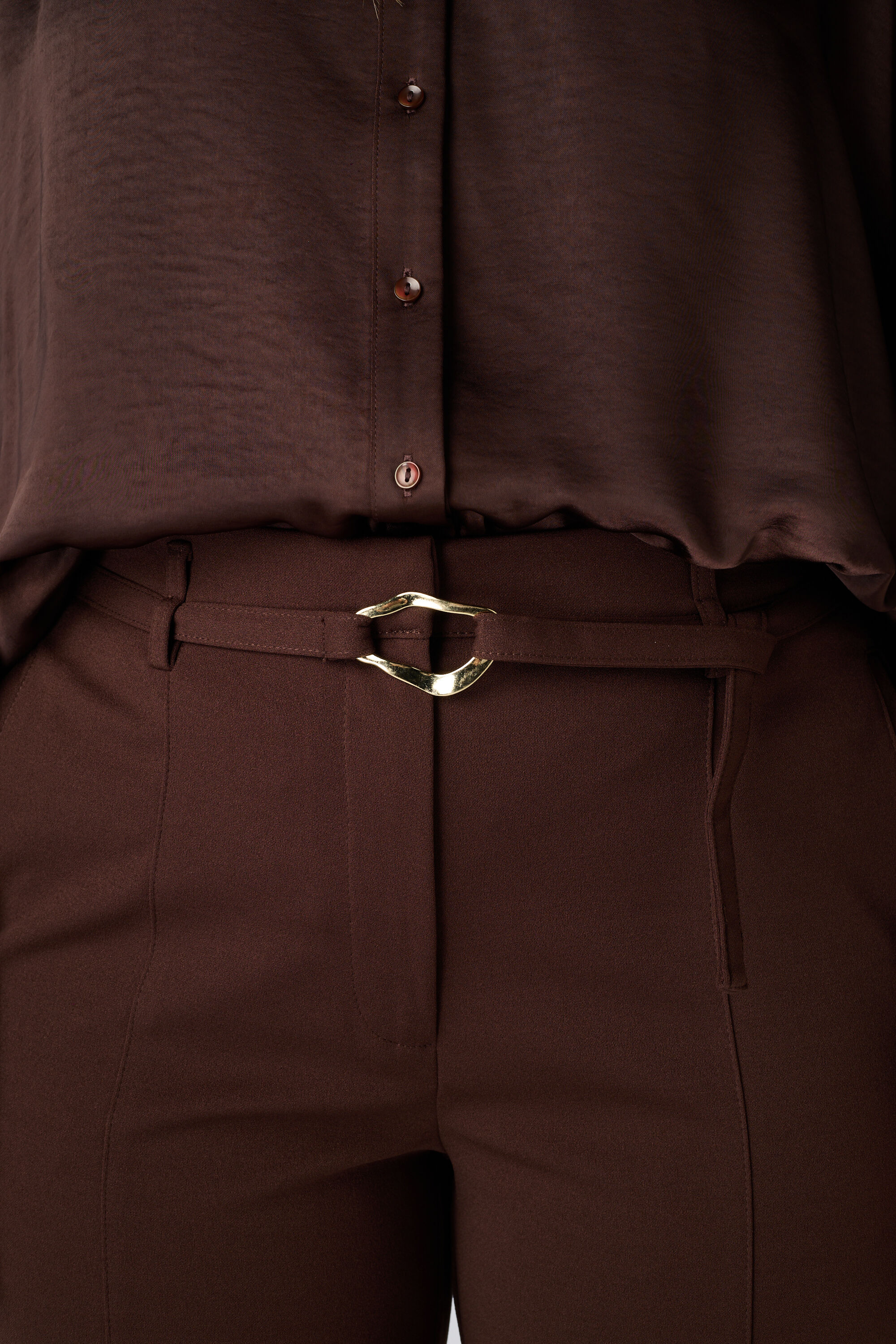 Pantal&oacute;n recto con cintur&oacute;n image number 4