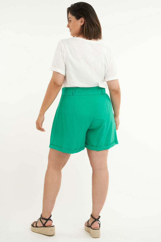 Shorts con un cinturón image 4