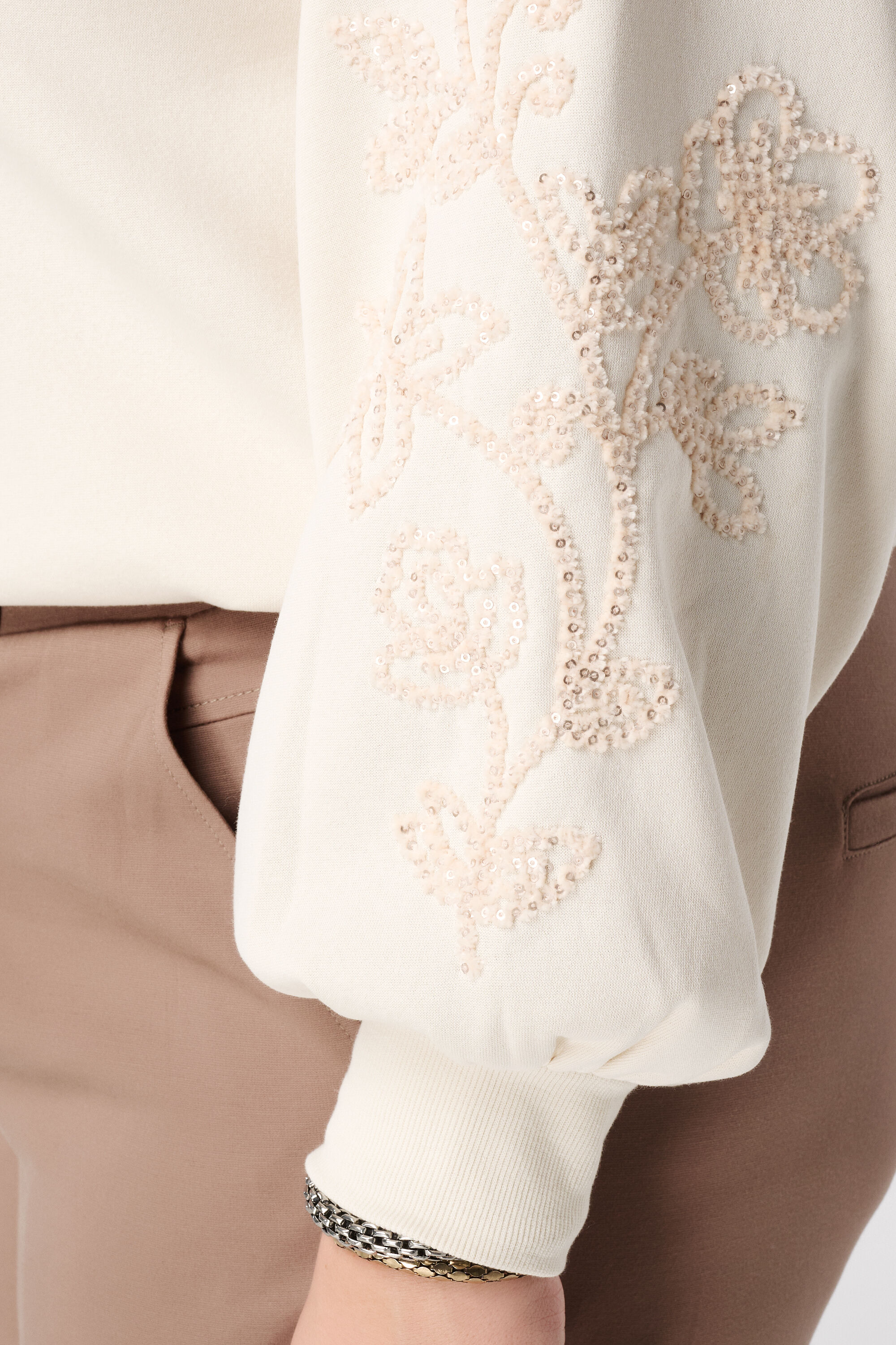 Jersey con bordados suaves en las mangas image number 6