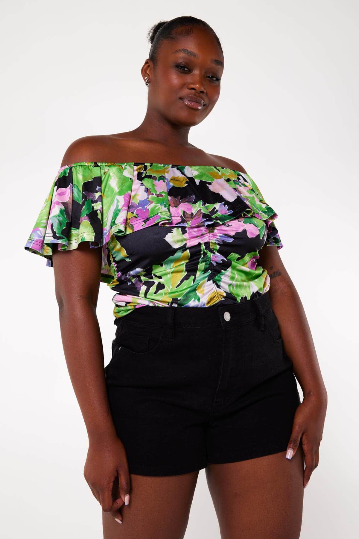 Crop top con estampado floral image number 6