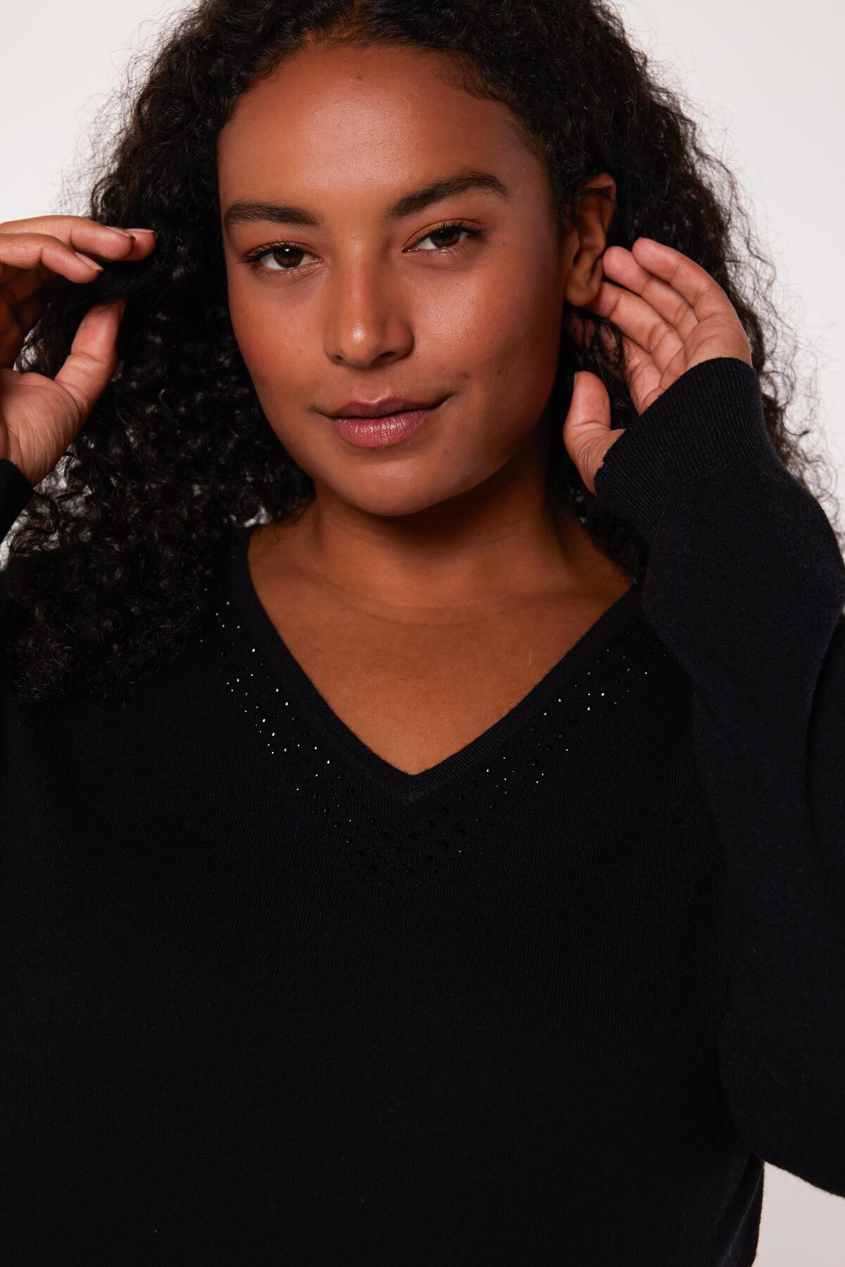 Su&eacute;ter con cuello en V y adornos image number 4